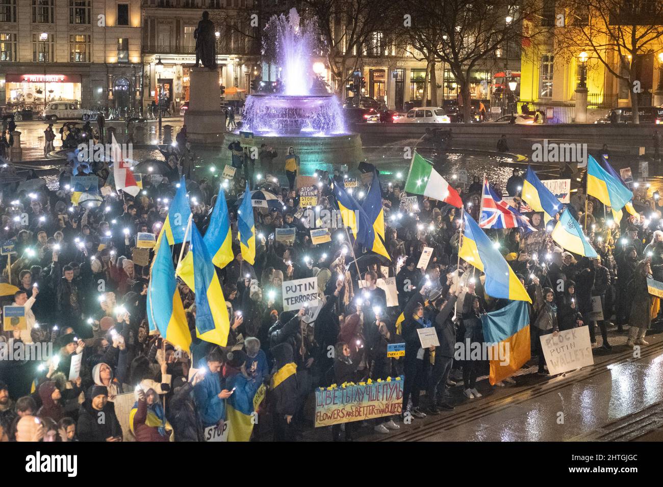 London, Großbritannien. 28.. Februar 2022. Ukrainer und Anhänger protestieren auf dem Trafalgar-Platz, während russische Truppen Regionen der Ukraine angreifen und besetzen. Demonstranten fordern ein Ende des Krieges und Boris Johnson verhängt Sanktionen gegen Russland, einige vergleichen Putin mit Hitler. Quelle: Joao Daniel Pereira Stockfoto
