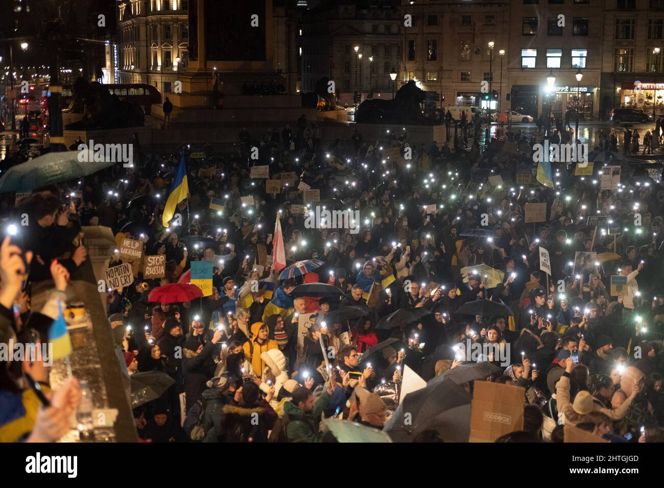 London, Großbritannien. 28.. Februar 2022. Ukrainer und Anhänger protestieren auf dem Trafalgar-Platz, während russische Truppen Regionen der Ukraine angreifen und besetzen. Demonstranten fordern ein Ende des Krieges und Boris Johnson verhängt Sanktionen gegen Russland, einige vergleichen Putin mit Hitler. Quelle: Joao Daniel Pereira Stockfoto