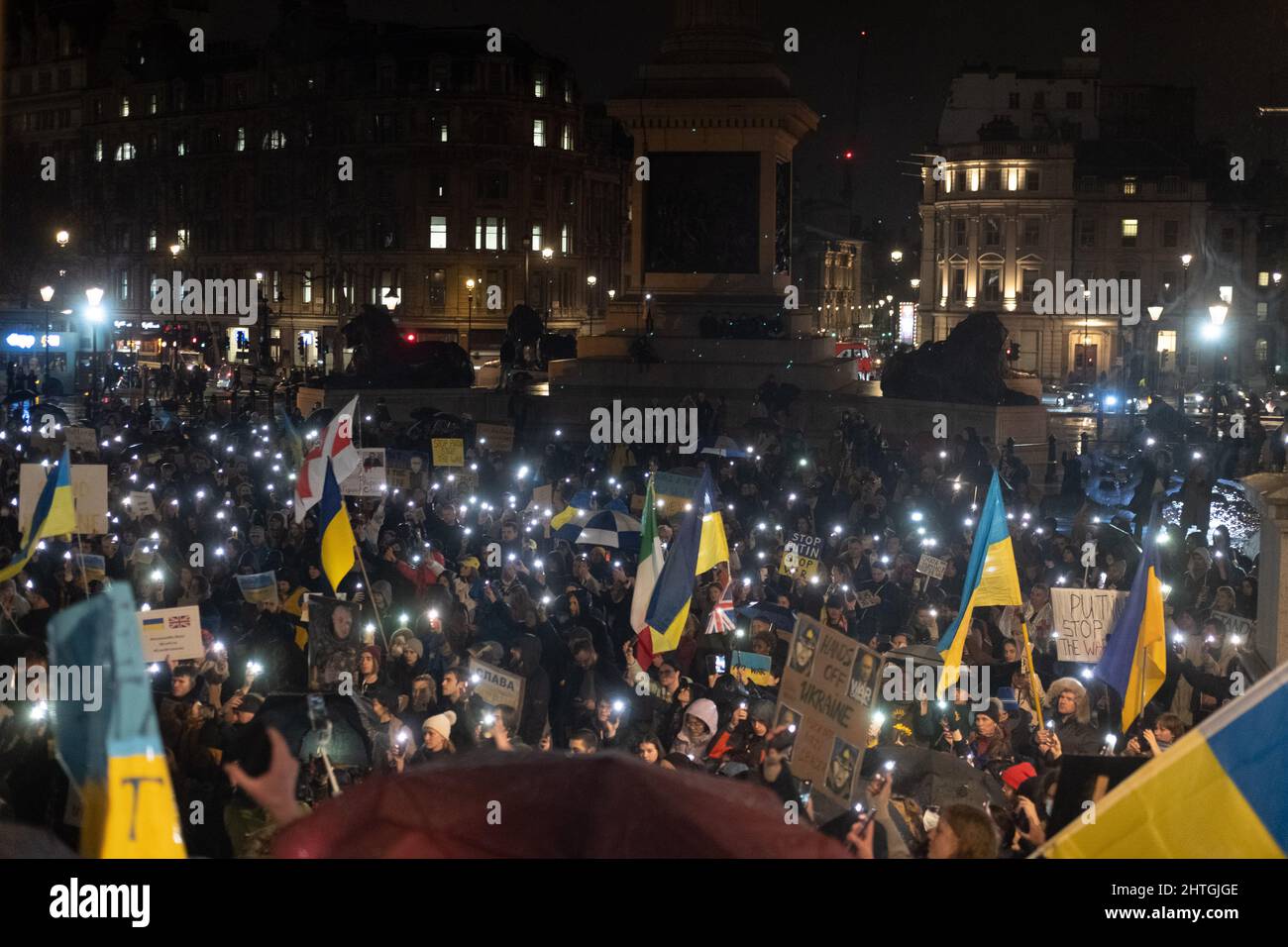 London, Großbritannien. 28.. Februar 2022. Ukrainer und Anhänger protestieren auf dem Trafalgar-Platz, während russische Truppen Regionen der Ukraine angreifen und besetzen. Demonstranten fordern ein Ende des Krieges und Boris Johnson verhängt Sanktionen gegen Russland, einige vergleichen Putin mit Hitler. Quelle: Joao Daniel Pereira Stockfoto