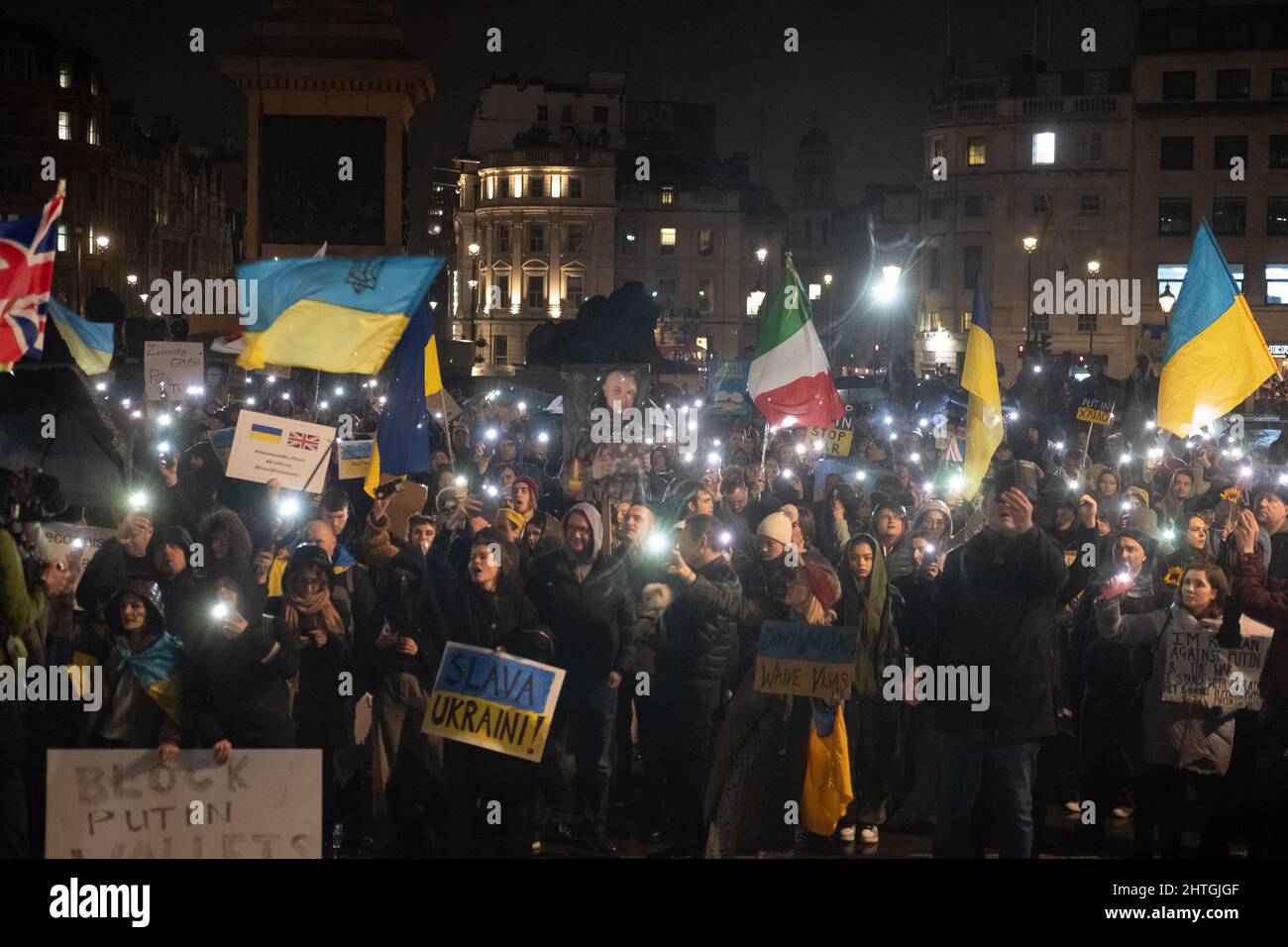 London, Großbritannien. 28.. Februar 2022. Ukrainer und Anhänger protestieren auf dem Trafalgar-Platz, während russische Truppen Regionen der Ukraine angreifen und besetzen. Demonstranten fordern ein Ende des Krieges und Boris Johnson verhängt Sanktionen gegen Russland, einige vergleichen Putin mit Hitler. Quelle: Joao Daniel Pereira Stockfoto