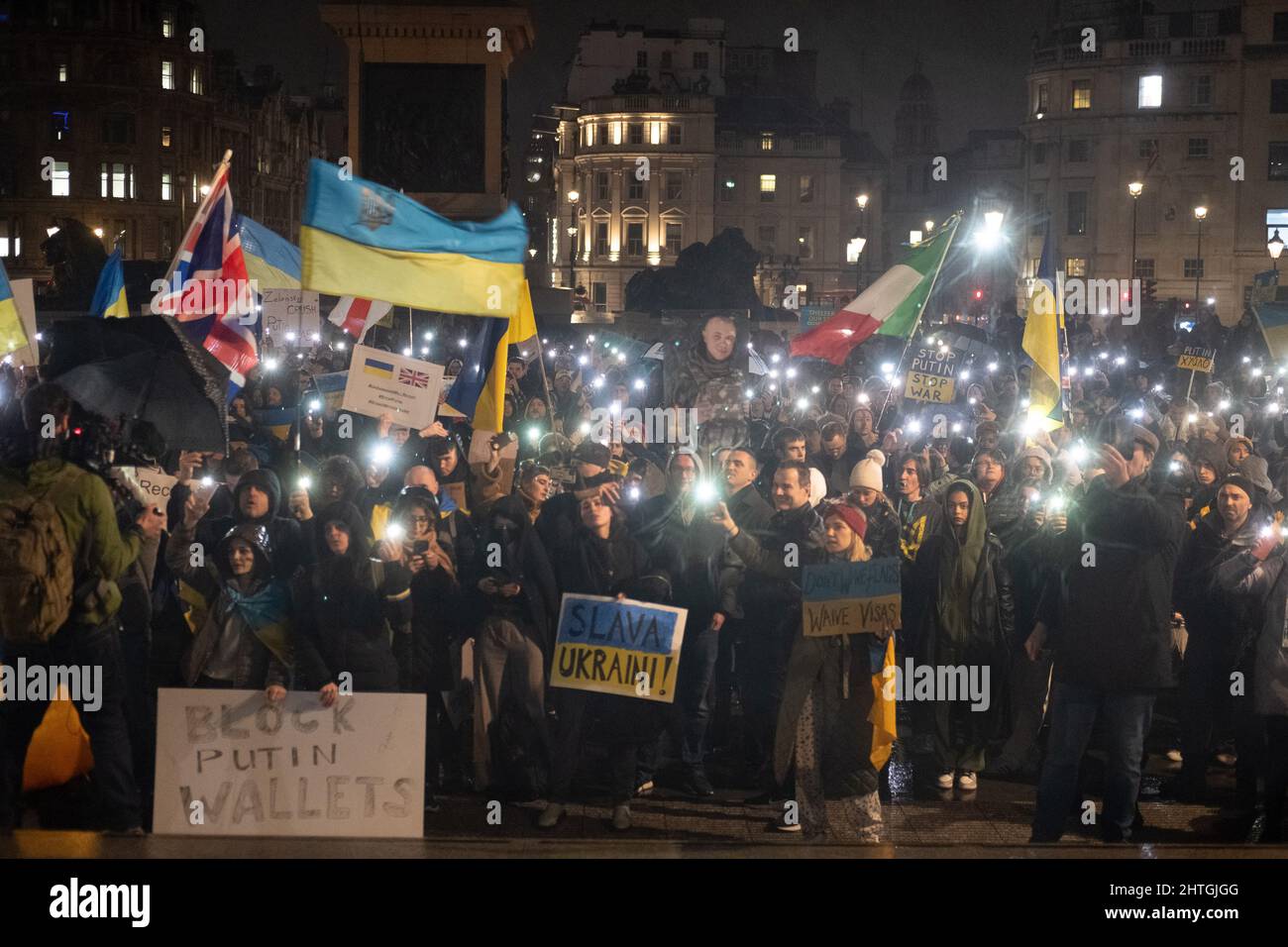 London, Großbritannien. 28.. Februar 2022. Ukrainer und Anhänger protestieren auf dem Trafalgar-Platz, während russische Truppen Regionen der Ukraine angreifen und besetzen. Demonstranten fordern ein Ende des Krieges und Boris Johnson verhängt Sanktionen gegen Russland, einige vergleichen Putin mit Hitler. Quelle: Joao Daniel Pereira Stockfoto