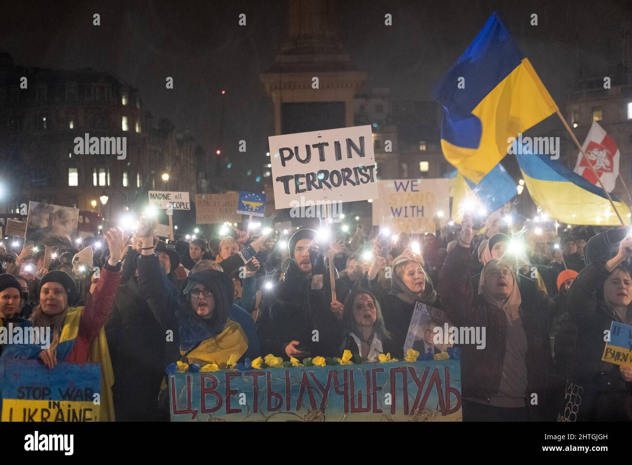 London, Großbritannien. 28.. Februar 2022. Ukrainer und Anhänger protestieren auf dem Trafalgar-Platz, während russische Truppen Regionen der Ukraine angreifen und besetzen. Demonstranten fordern ein Ende des Krieges und Boris Johnson verhängt Sanktionen gegen Russland, einige vergleichen Putin mit Hitler. Quelle: Joao Daniel Pereira Stockfoto