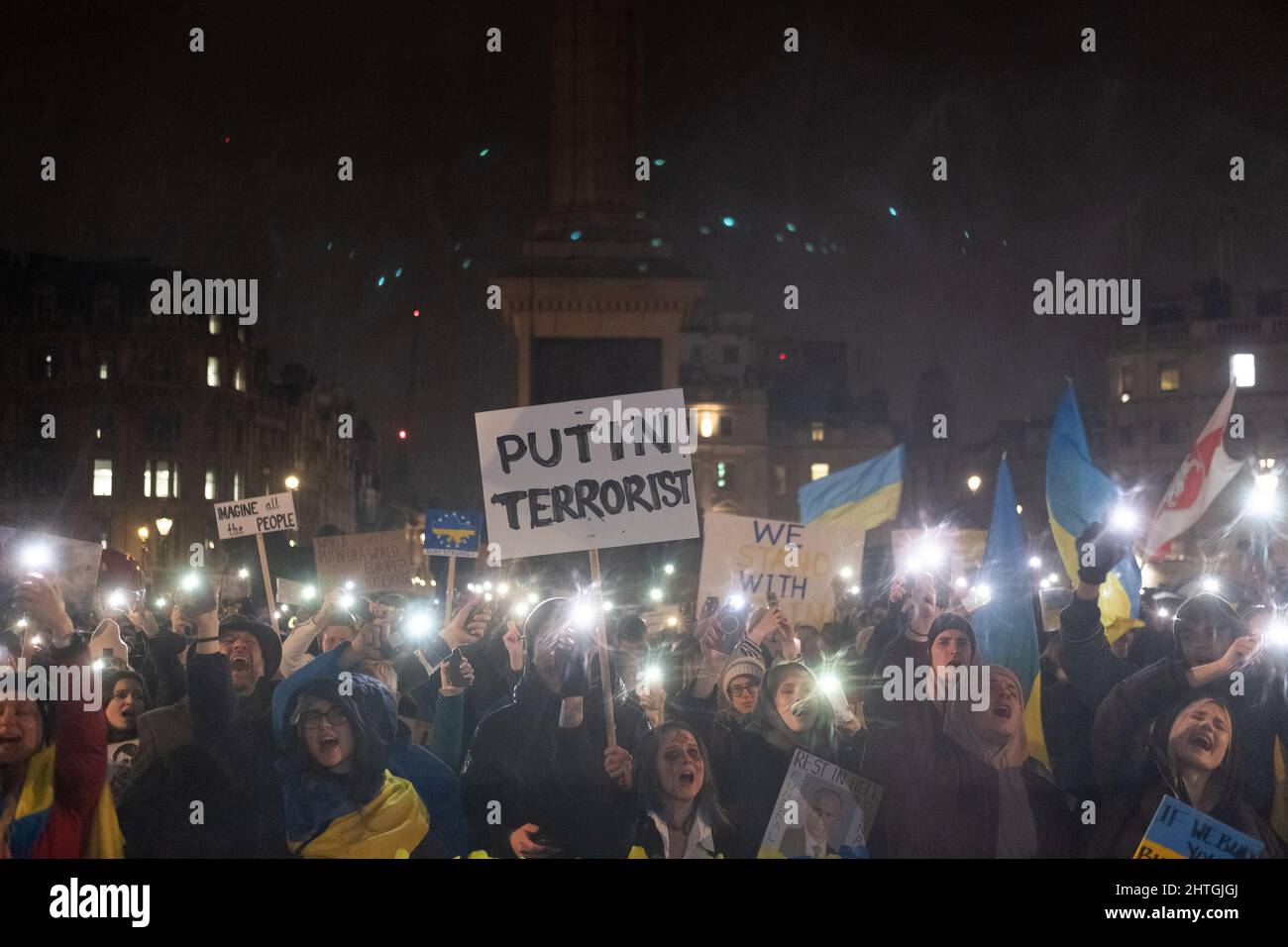 London, Großbritannien. 28.. Februar 2022. Ukrainer und Anhänger protestieren auf dem Trafalgar-Platz, während russische Truppen Regionen der Ukraine angreifen und besetzen. Demonstranten fordern ein Ende des Krieges und Boris Johnson verhängt Sanktionen gegen Russland, einige vergleichen Putin mit Hitler. Quelle: Joao Daniel Pereira Stockfoto