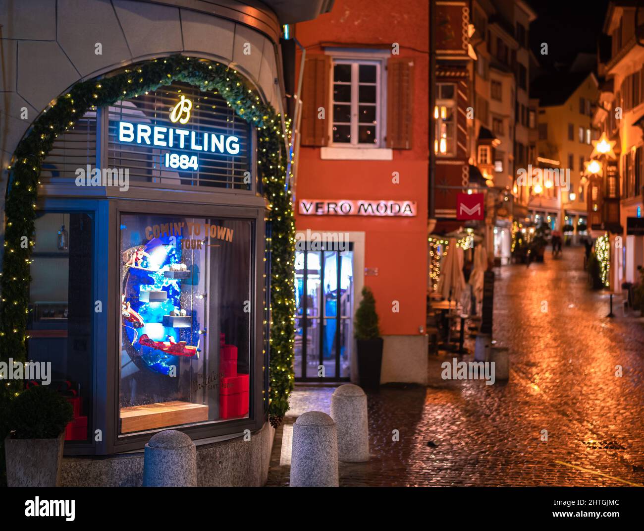 Zürich, Schweiz - 1. Dezember 2021: Einzelhandelsgeschäft der Schweizer Breitling Luxusuhren in Zürich Stockfoto