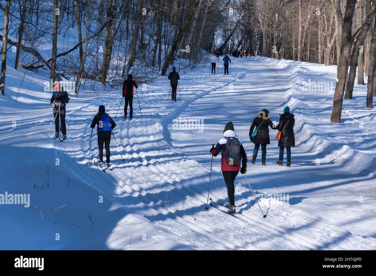 Montreal, CA - 26. Februar 2022: Menschen, die nach einem Schneesturm auf  einer verschneiten Piste im Mount Royal Park (Parc Du Mont-Royal) in  Montreal wandern oder Ski fahren Stockfotografie - Alamy