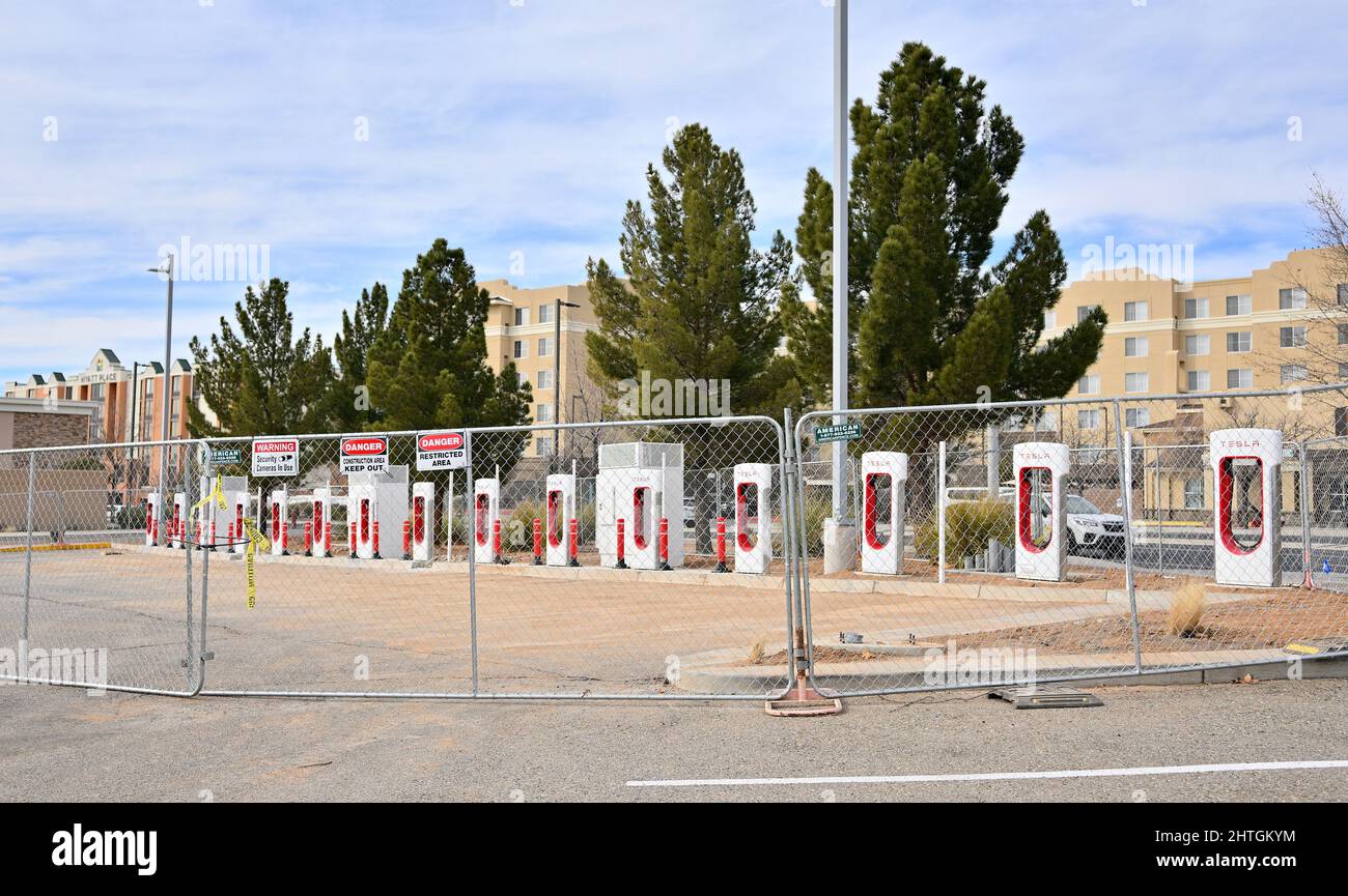 Albuquerque, Usa. 28.. Februar 2022. Am 28. Februar 2022 werden im Einkaufszentrum ABQ Uptown in Albuquerque, New Mexico, Tesla-Ladestationen für Elektrofahrzeuge (EV) installiert. Die Regierung Biden kündigte kürzlich eine Investition von $5 Milliarden in fünf Jahren für den Aufbau eines Netzes von Ladestationen für Elektrofahrzeuge im ganzen Land an. (Foto von Sam Wasson/Sipa USA) Quelle: SIPA USA/Alamy Live News Stockfoto