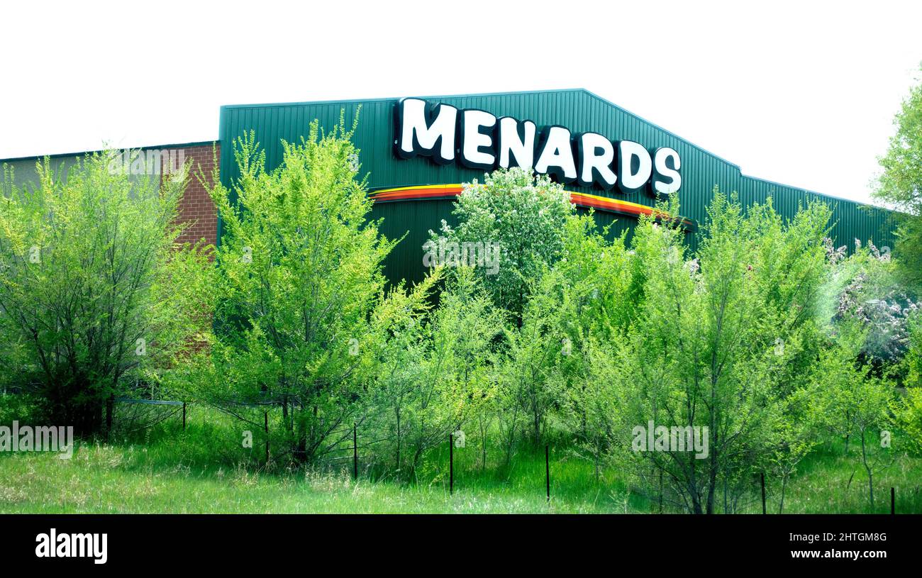 Landschaftlich gestaltetes Menards Haus Ladengebäude mit Reparatur, Geräten und Baumaterialien. Anoka Minnesota, USA Stockfoto