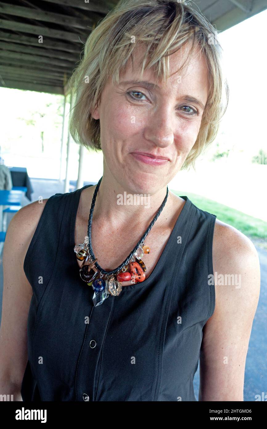 Frau lächelt mit einer interessanten Halskette. Chanhassen Minnesota, USA Stockfoto