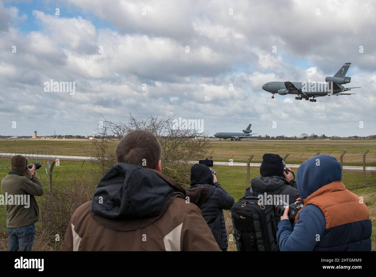 Plane Spotters auf dem Mildehall Air Field fotografieren McDonnell Douglas VC10 Extenderlanding nach dem Rückflug aus Mitteleuropa Stockfoto