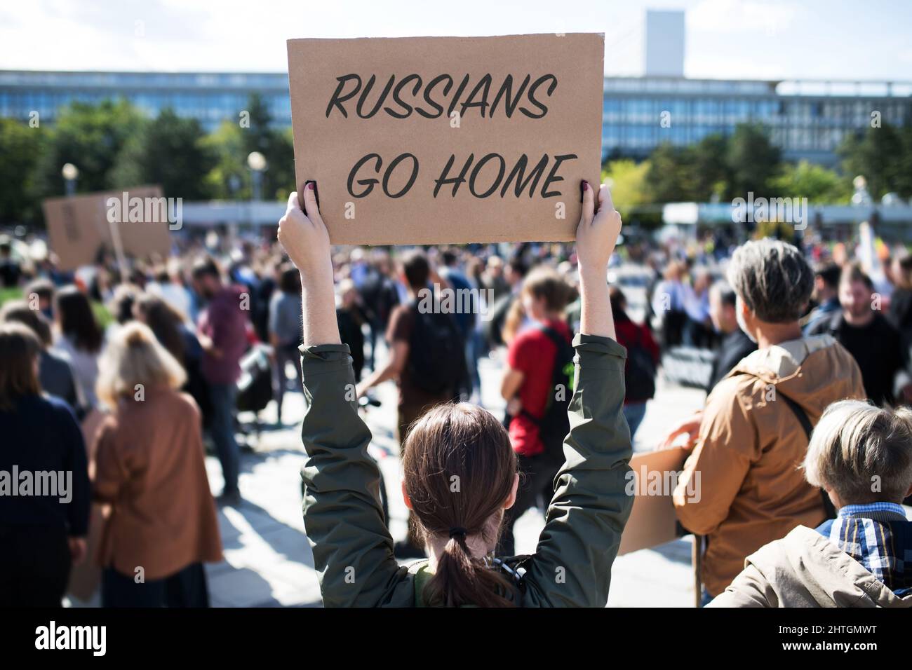 Protest gegen russische Invasion in der Ukraine. Menschen, die Anti-Krieg halten, singen und Banner auf der Straße. Stockfoto