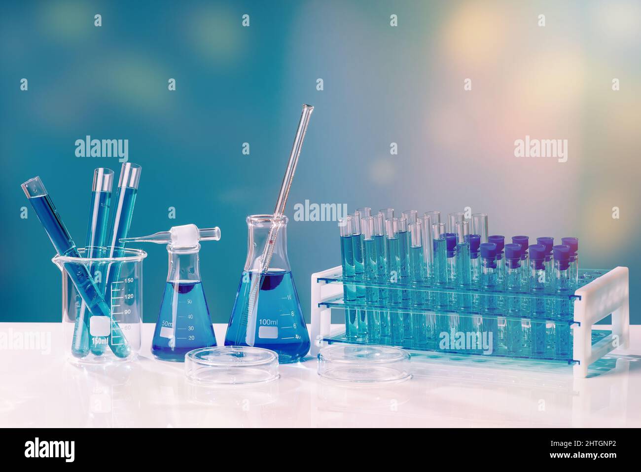 Sammlung von medizinischen Kolben auf einem blauen Hintergrund.Wissenschaft Glasflasche blau Chemie Labor Banner Hintergrund. Konzept der Medizin. Stockfoto