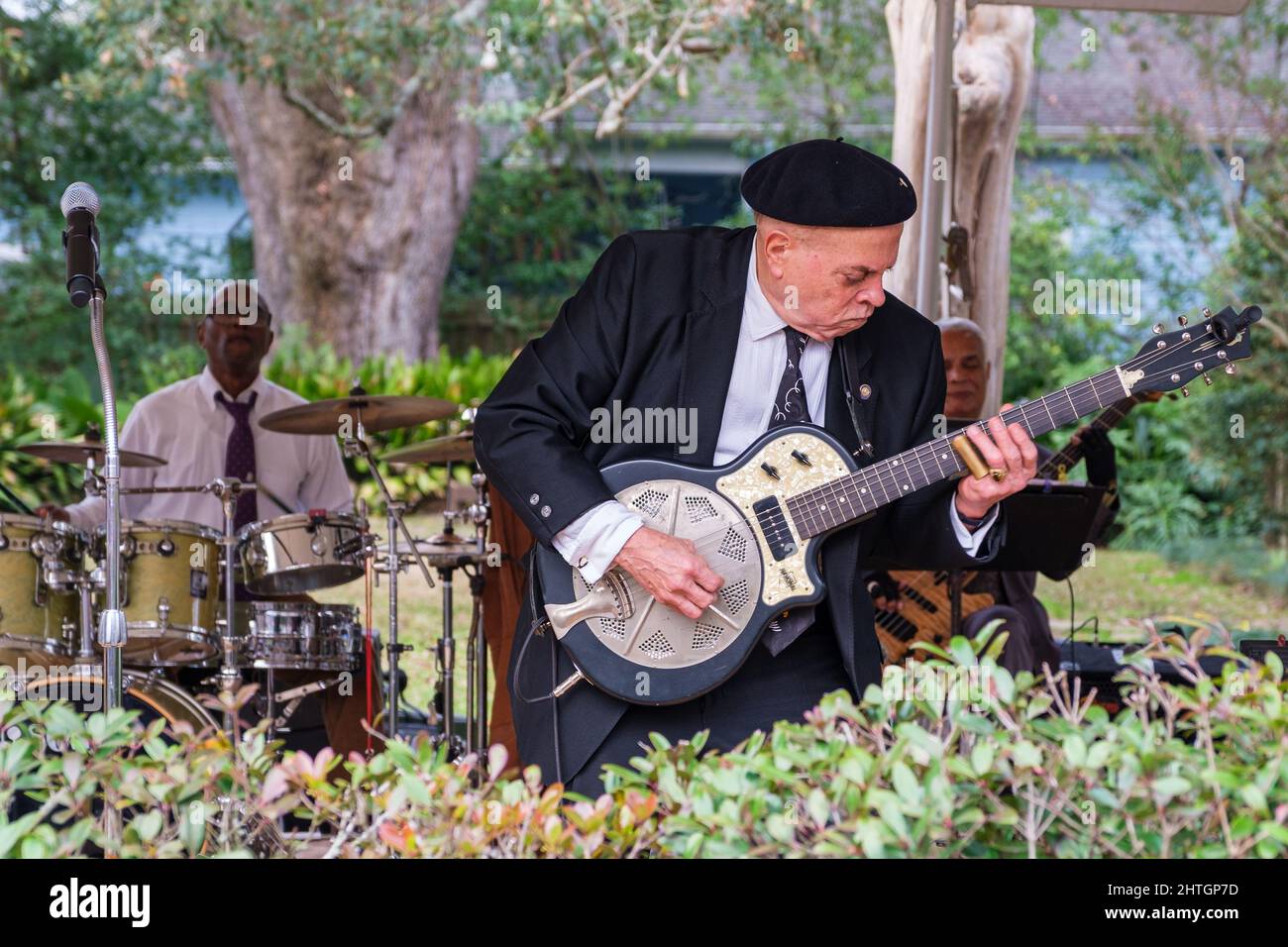 NEW ORLEANS, LA, USA - 26. FEBRUAR 2022: Diakon John spielt auf seiner elektrischen Nationalgitarre auf einer kostenlosen Uptown Block Party Stockfoto