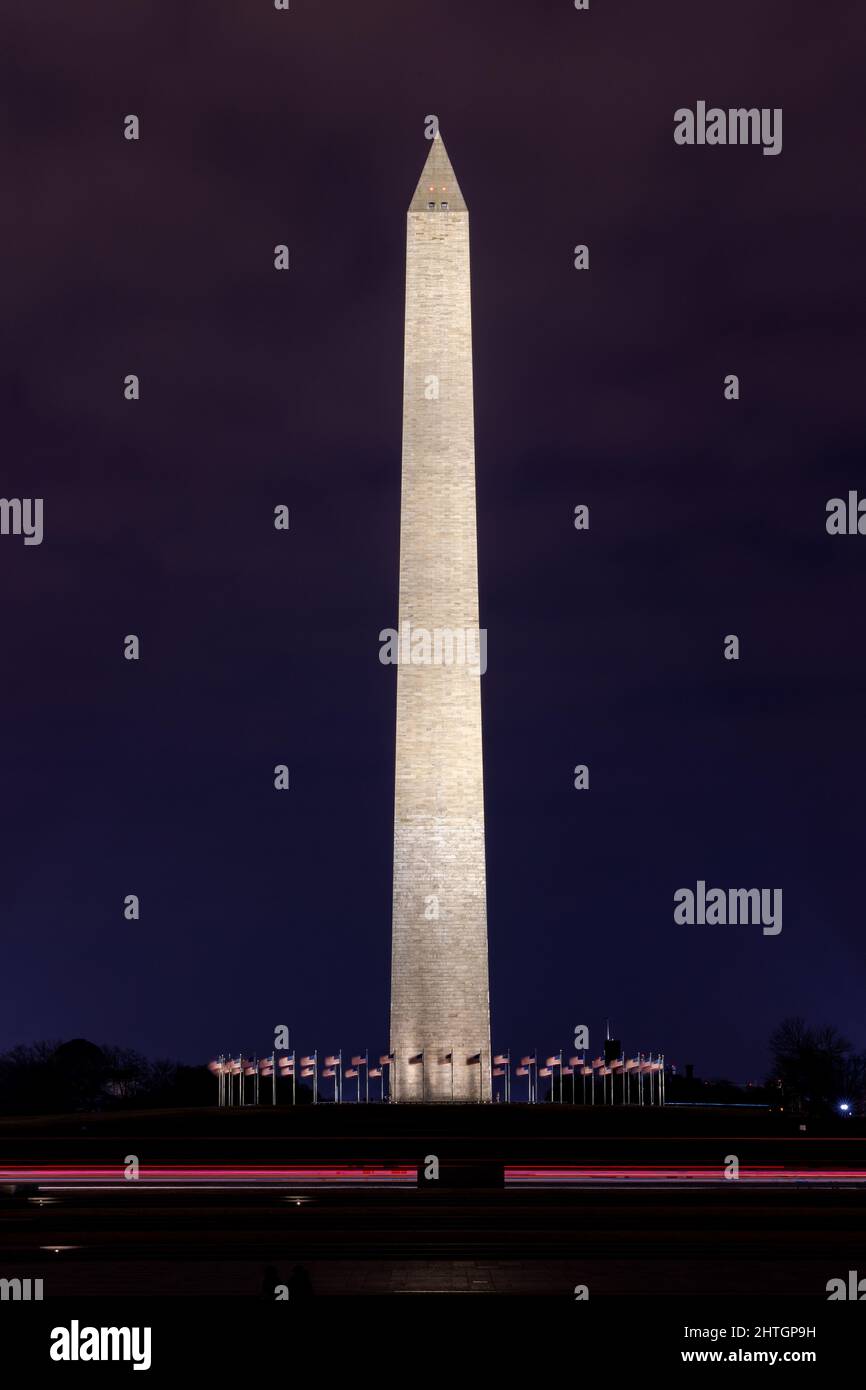 Das Washington Monument von der anderen Seite des reflektierenden Pools in Washington, DC bei Nacht. Stockfoto