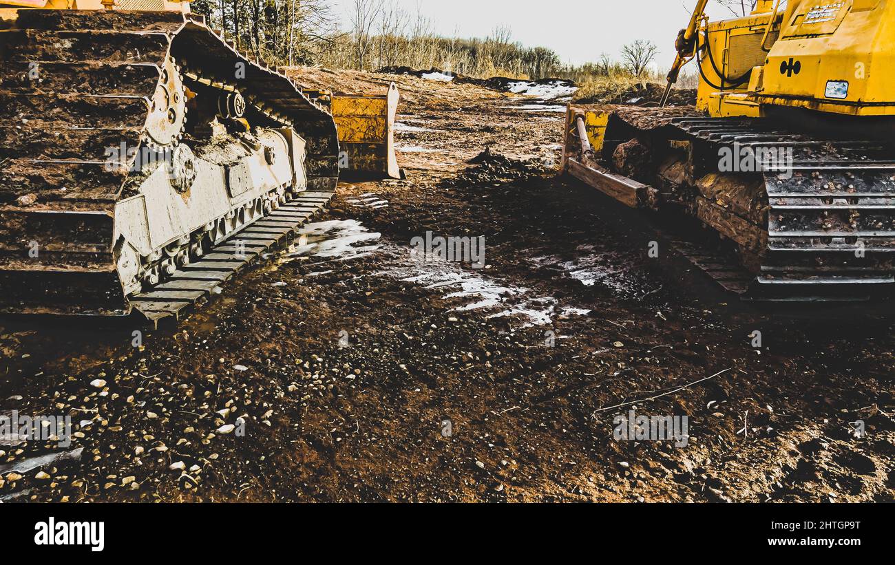 Unabhängig von der Jahreszeit sind die Maschinen hart an der Arbeit mit Schlamm bedeckt Stockfoto