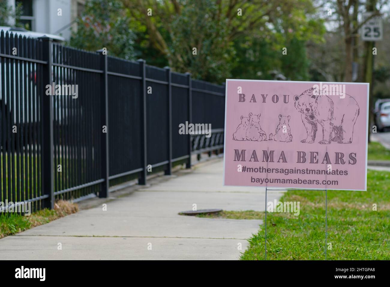NEW ORLEANS, LA, USA - 27. FEBRUAR 2022: „Bayou Mama Bears“-Schild am Bürgersteig des Uptown House für Mütter, die gegen Impfmandate sind Stockfoto