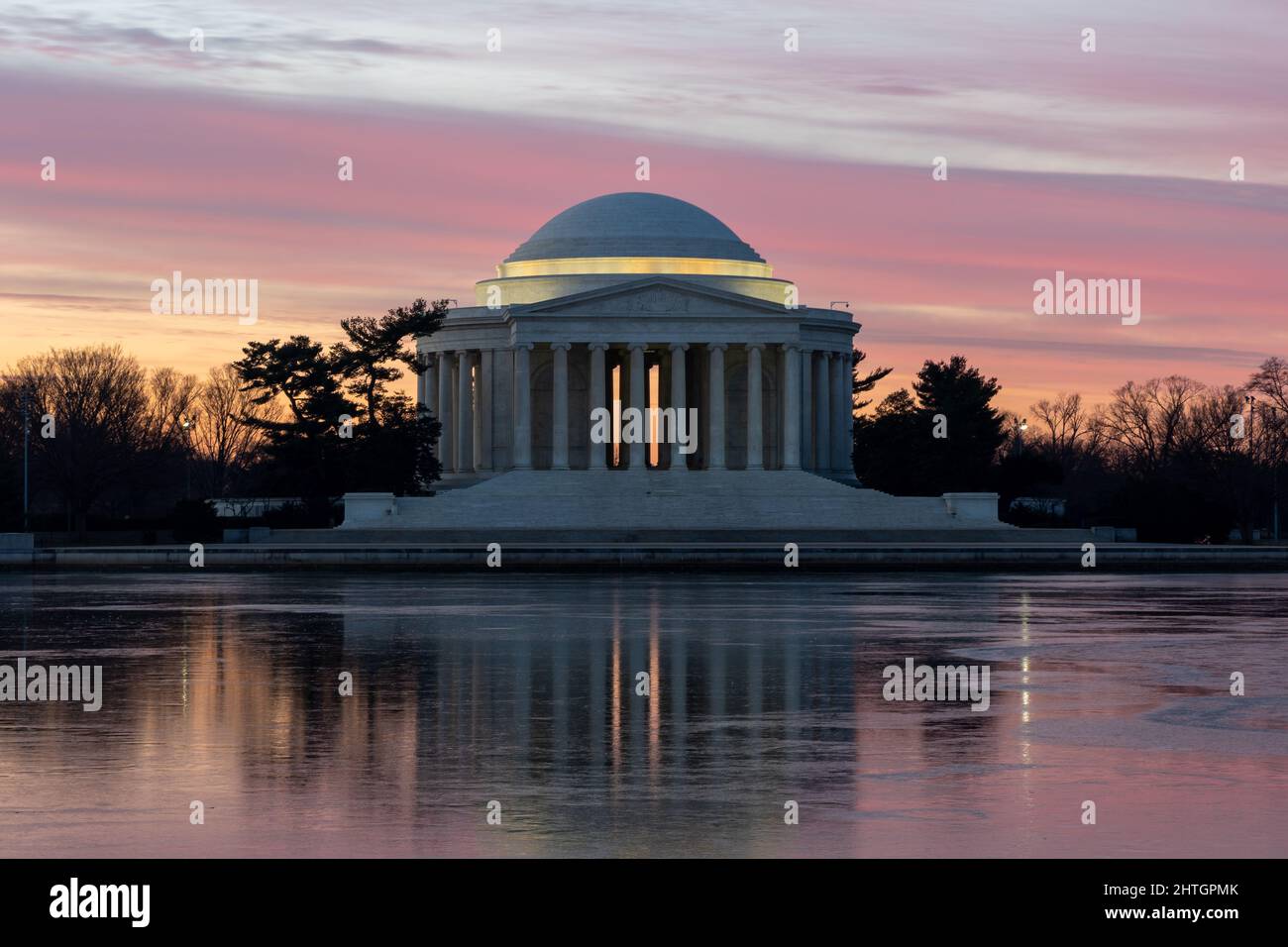 Das Jefferson Memorial im Tidal Basin in Washington, DC bei Sonnenaufgang im Winter. Stockfoto