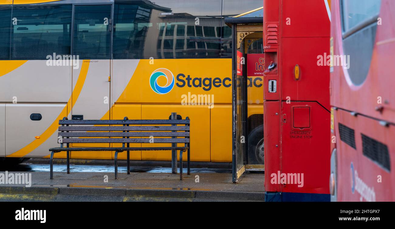 9. Februar 2022. Busbahnhof, Inverness, Highlands, Schottland. Das sind 3 Busse, die am Busbahnhof geparkt sind, aber keine Passagiere. Stockfoto