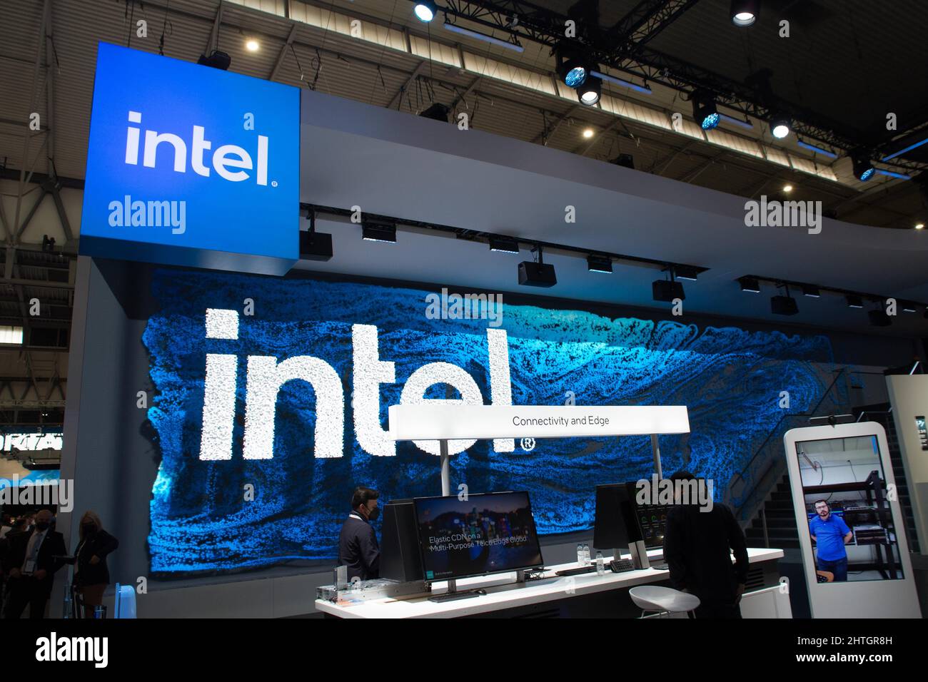 Barcelona, Katalonien. 28.. Februar 2022. Der Intel-Stand ist während der MWC 2022 zu sehen.der erste Tag des Mobile World Congress MWC2022 auf der Fira de Barcelona, Spanien (Bildquelle: © Thiago Prudencio/DAX via ZUMA Press Wire) Stockfoto