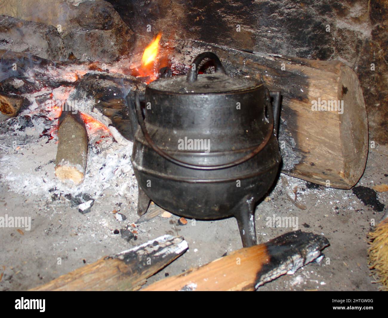 Trás os montes Landkultur. Alte Zeiten feuern Kochtraditionen auf ländlichen Dörfern an. Traditionelle Zubereitung von Speisen am Kamin. Stockfoto