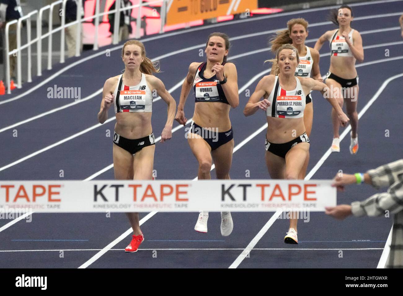 Heather MacLean (links) besiegt Josette Norris (Mitte) und Elle Purrier St. Pierre (Elinor Purrier St. Pierre), um die 1.500 m-Strecke der Frauen in 4:06,09 bei den USA Indoor Championships auf dem Podium am Samstag, den 26. Februar 2022, in Spokane zu gewinnen. Wasch. Norris war Zweiter in 4:06,13, St. Pierre war Zweiter in 4:06,14. Stockfoto