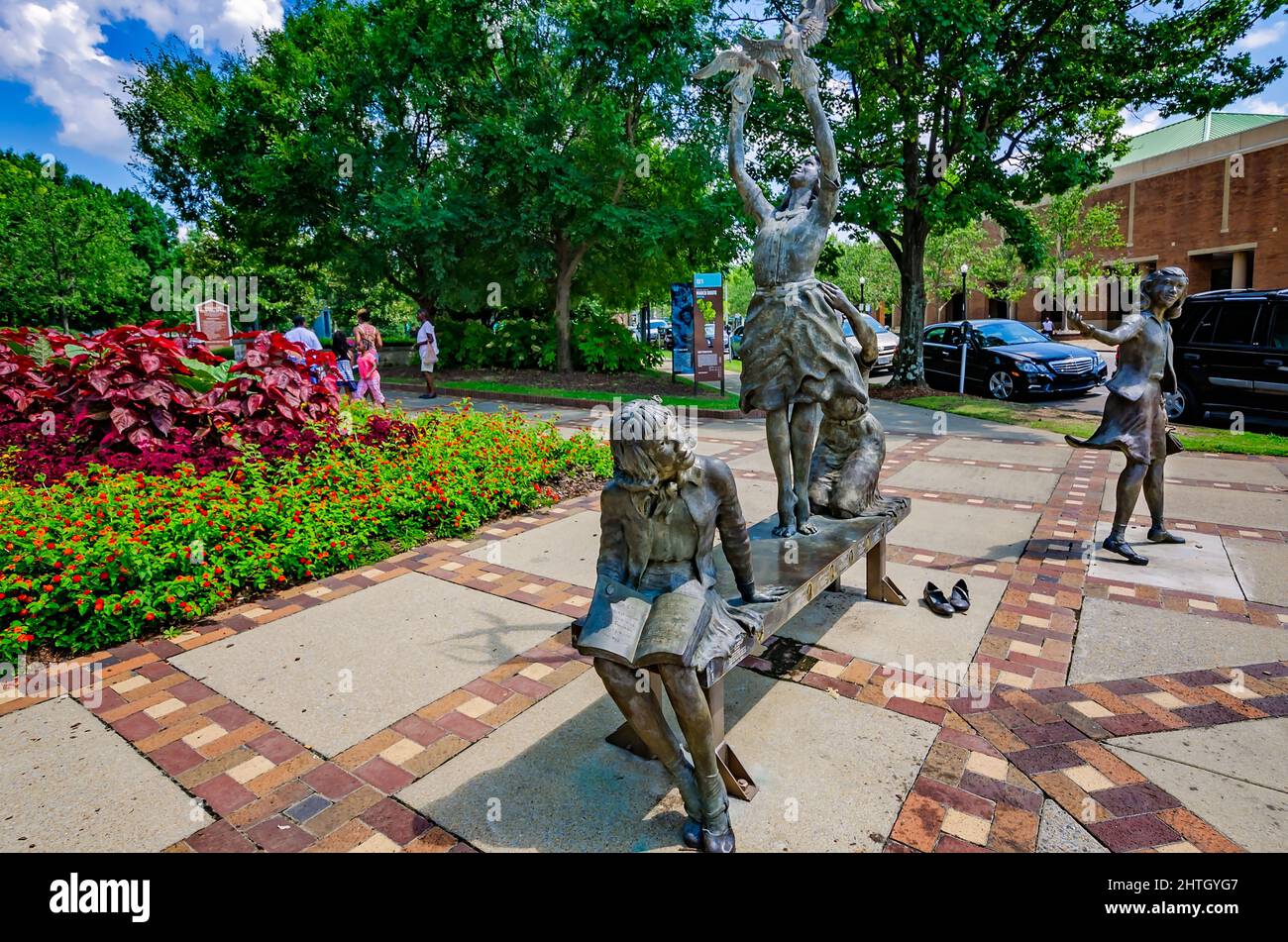 Eine Statue eines Mädchens lösen Tauben steht an der Ecke von Kelly Ingram Park, in der Nähe der 16 St. Baptist Church, 12. Juli 2015 in Birmingham, Alabama. Stockfoto