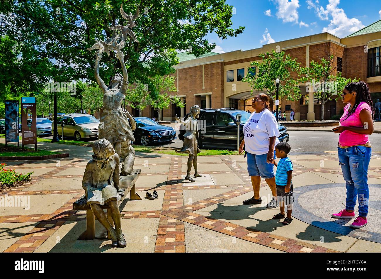 Eine afroamerikanische Familie blickt auf eine Statue an der Ecke des Kelly Ingram Park, in der Nähe der 16. St. Baptist Church in Birmingham, Alabama. Stockfoto