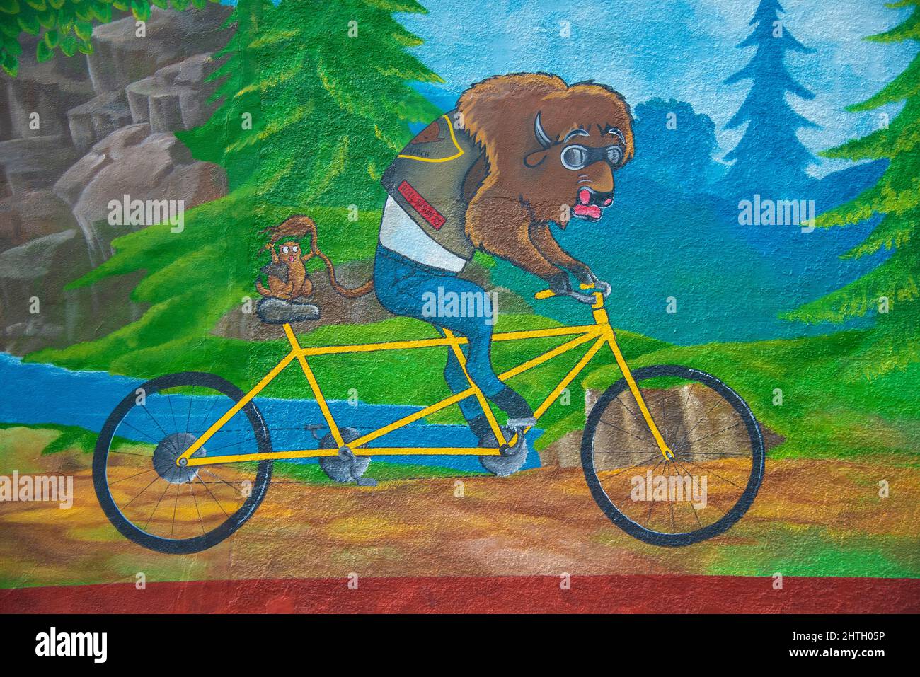 Gemaltes Wandbild eines Büffels auf dem Fahrrad Stockfoto