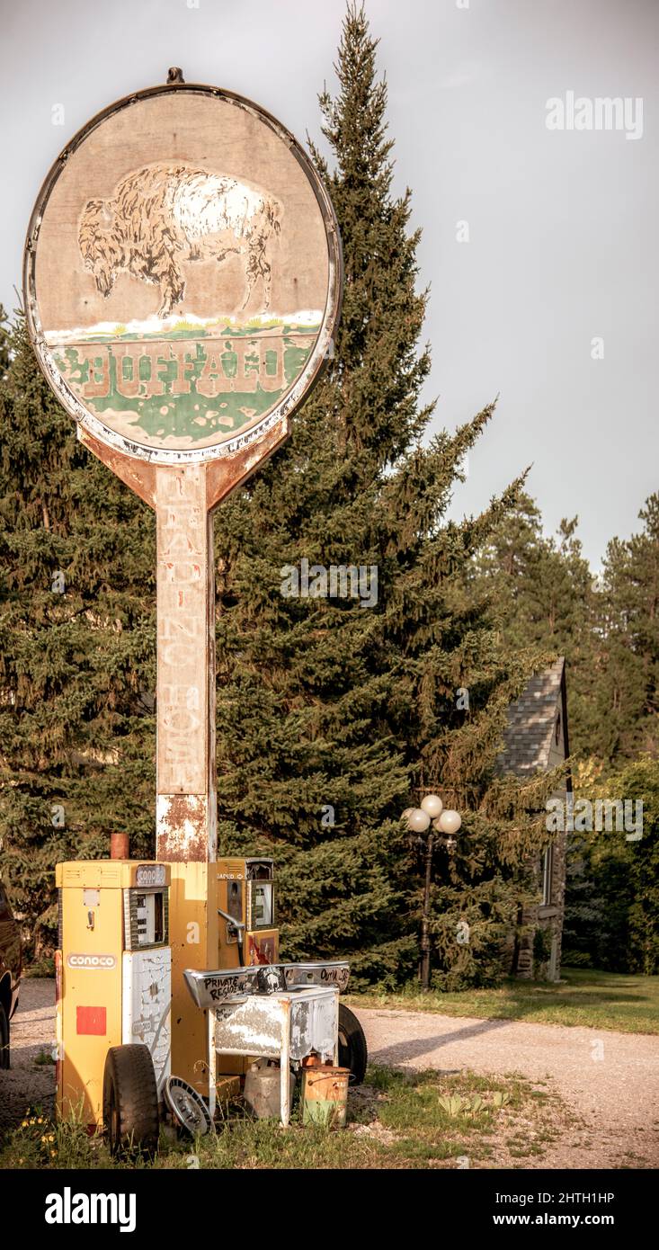 Alte Tankstelle in den Black Hills von South Dakota mit altem Büffelgasschild und Pumpen Stockfoto