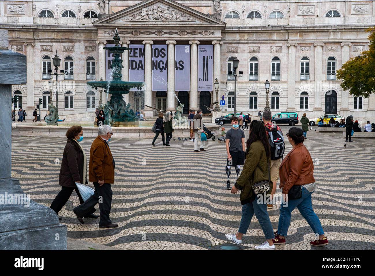 Lissabon, Portugal. 17.. Februar 2022. In der Gegend um den Rossio-Platz kann man Menschen beobachten, die spazieren gehen. Nach Angaben der Gesundheitsdirektion (General Health Direction, DGS) hat Portugal seit Beginn der Pandemie insgesamt 2.795.830 Fälle von COVID-19 registriert. Mindestens 20.077 Patienten sind gestorben, 155 bleiben auf Intensivstationen. Kredit: SOPA Images Limited/Alamy Live Nachrichten Stockfoto