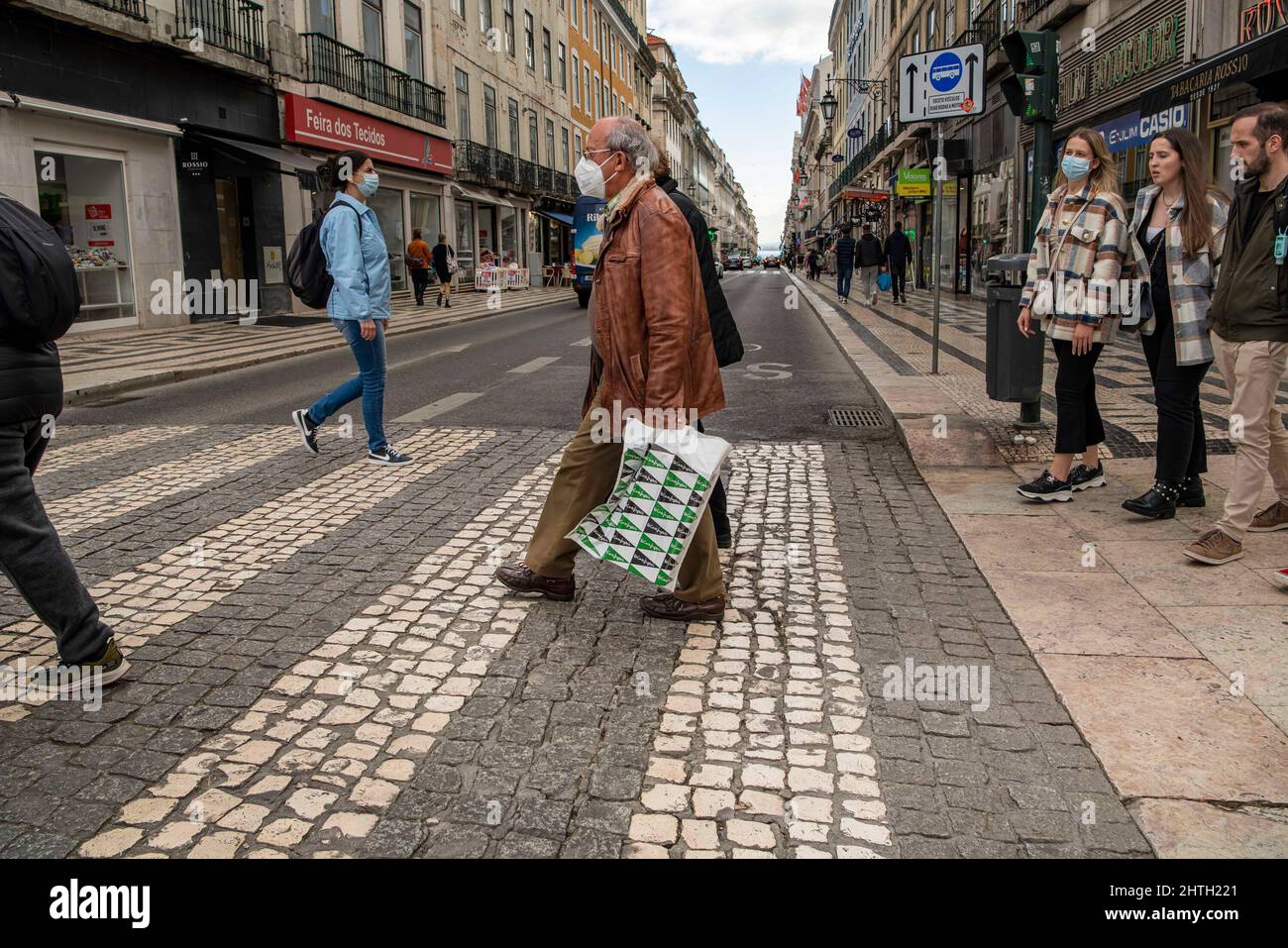 Lissabon, Portugal. 17.. Februar 2022. Menschen, die Schutzmasken tragen, werden in der historischen Gegend des Baixa-Viertels zu Fuß beobachtet. Nach Angaben der Gesundheitsdirektion (General Health Direction, DGS) hat Portugal seit Beginn der Pandemie insgesamt 2.795.830 Fälle von COVID-19 registriert. Mindestens 20.077 Patienten sind gestorben, 155 bleiben auf Intensivstationen. (Foto von Jorge Castellanos/SOPA Images/Sipa USA) Quelle: SIPA USA/Alamy Live News Stockfoto