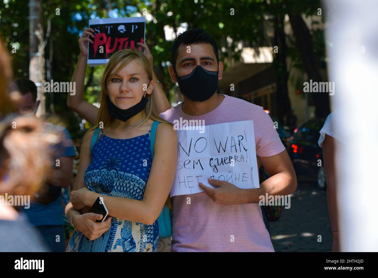 Rio de Janeiro, Brasilien - 28. Februar 2022: Demonstranten protestieren gegen russische Militäraktionen in der Ukraine. Stockfoto