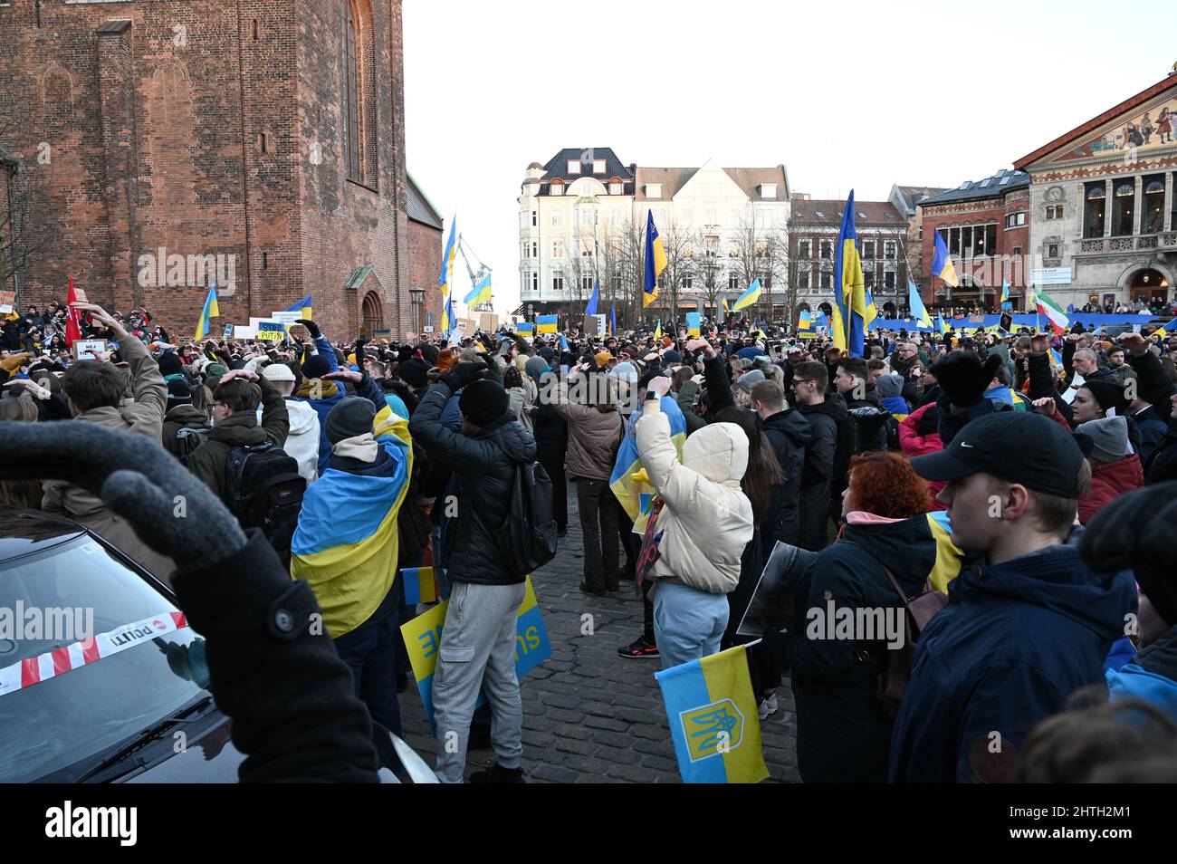 Menschenmassen protestieren gegen die russische Invasion in der Ukraine: Anti-Kriegs-Proteste Demonstration am 26. Februar 2022 in Aarhus, Dänemark. Stockfoto