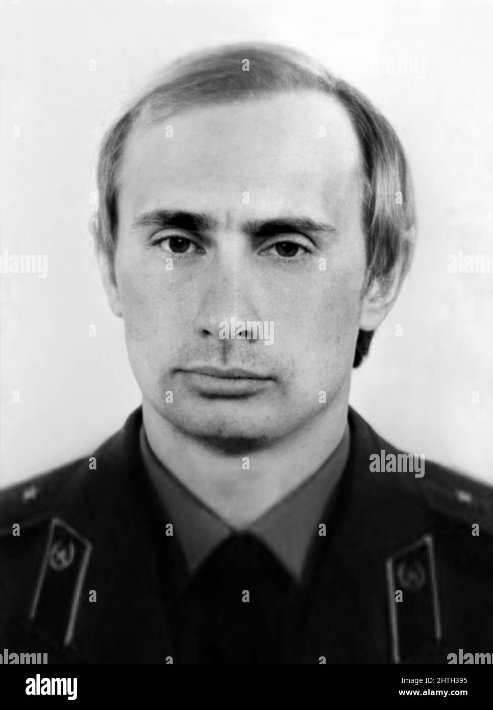 1977 Ca , URSS : der russische Politiker WLADIMIR PUTIN ( geboren in Lelingrad , 7. oktober 1952 ), als jung , im Alter von 25 in der kommunistischen Roten Armee wie Geheimagent bei KGB . Unknwnown Fotograf . - Presidente della Federazione Russa - RUSSLAND - POLITICO - POLITICA - POLITIC - personalità personalità da giovane giovani - Persönlichkeiten, die jung waren - Militäruniform - divisa uniforme militare --- Archivio GBB Stockfoto