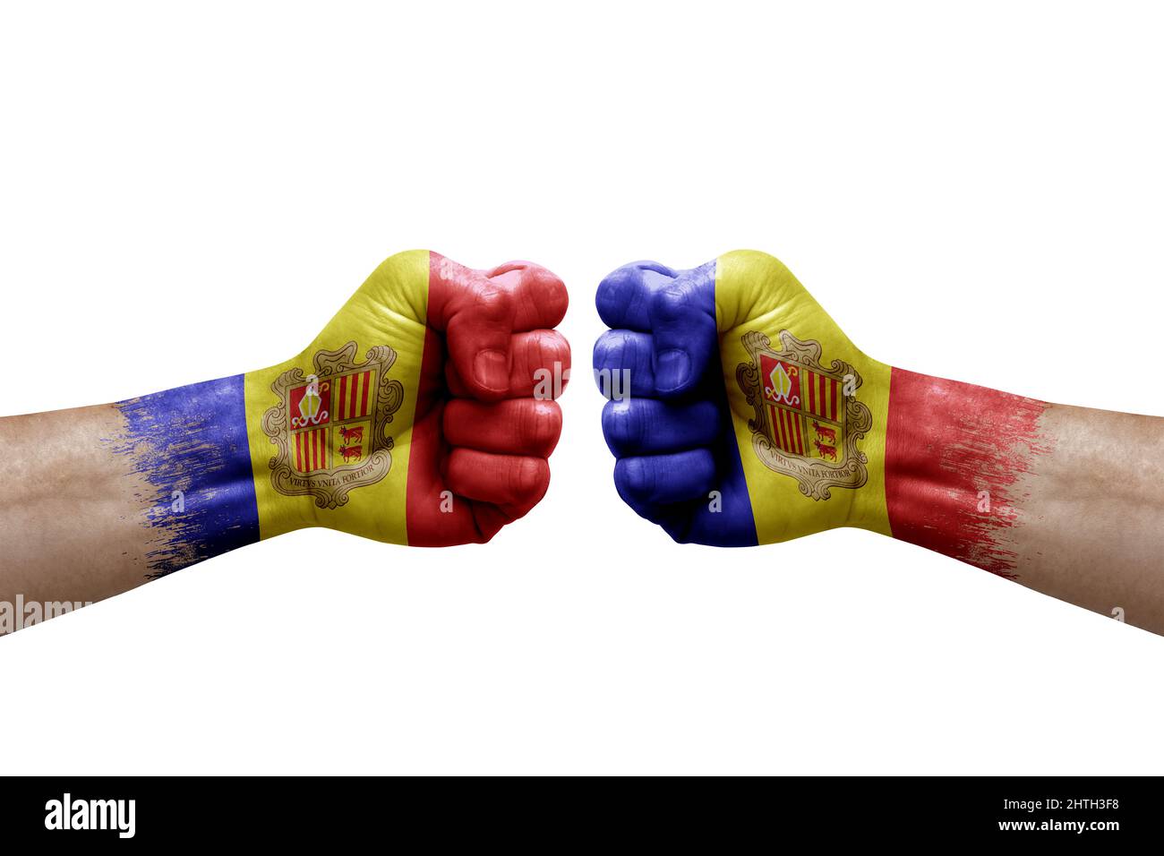 Zwei Hände schlagen sich gegenseitig auf weißem Hintergrund zu. Länderflaggen bemalten Fäuste, Konfliktkrisenkonzept zwischen andorra und andorra Stockfoto