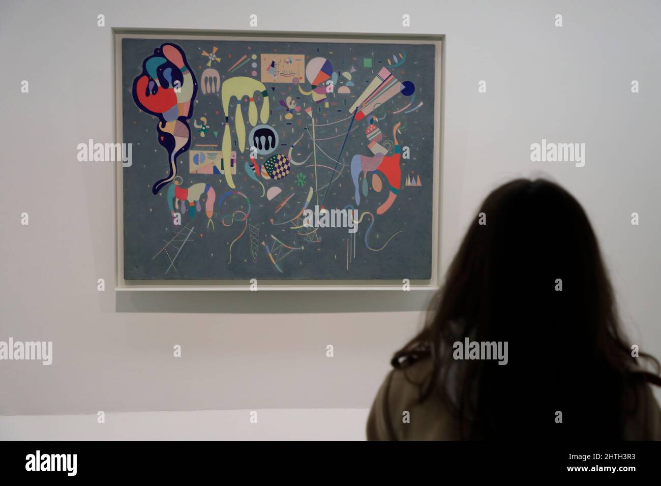 Ein Besucher bewundert Vasily Kandinskys verschiedene Aktionen in der Galerie des Guggenheim Museums New York.New York City.NY.USA Stockfoto