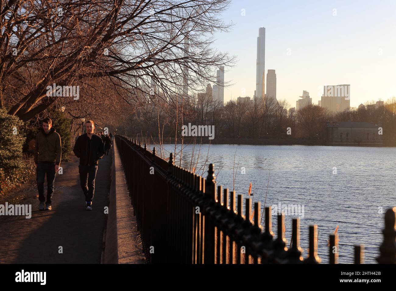 Menschen, die entlang des Central Park Reservoir mit der Skyline des Central Park South im Hintergrund laufen.New York City.NY.USA Stockfoto