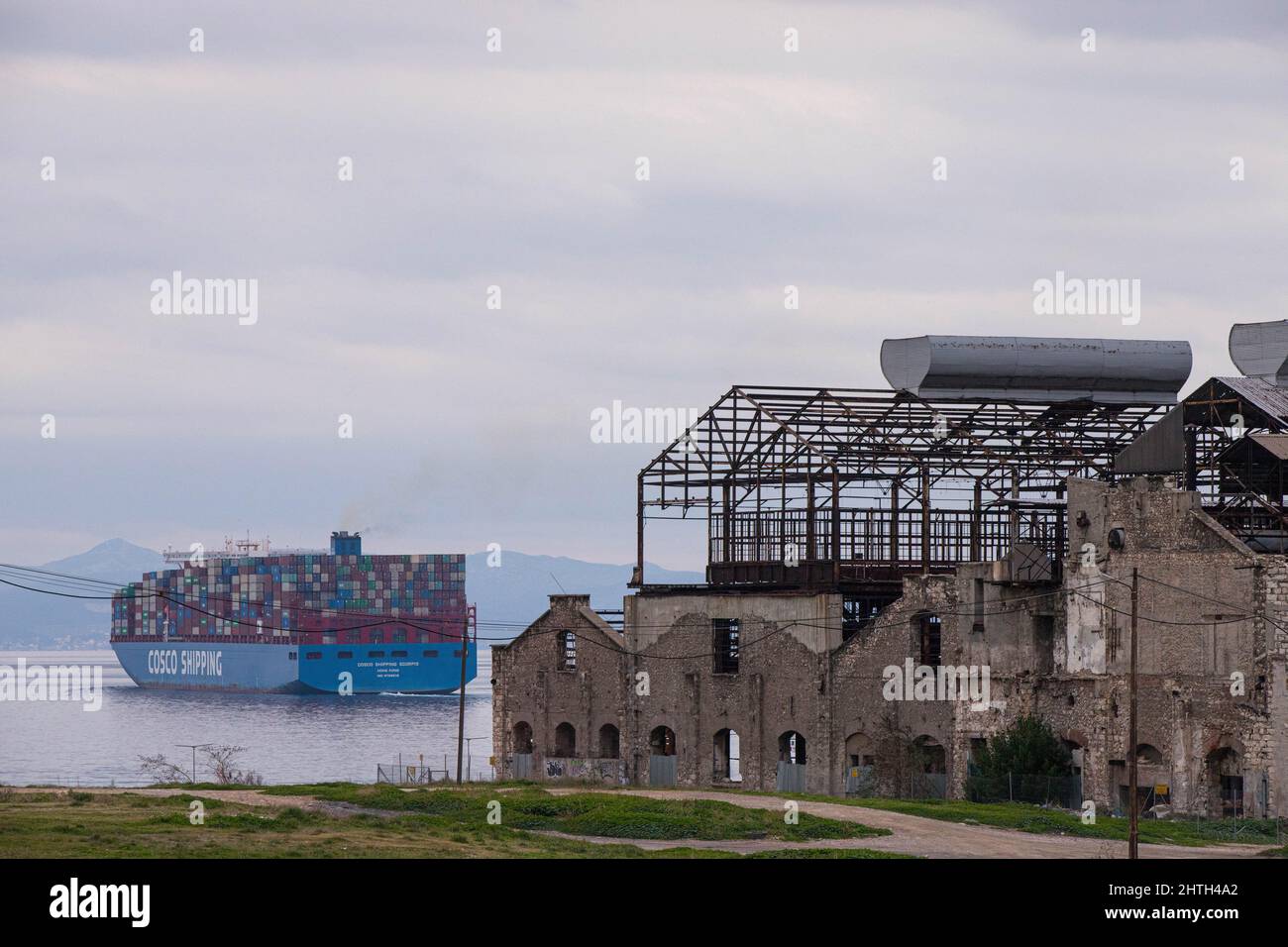 COSCO Containerschiff gesehen am Hafen von Piräus in Griechenland. Stockfoto