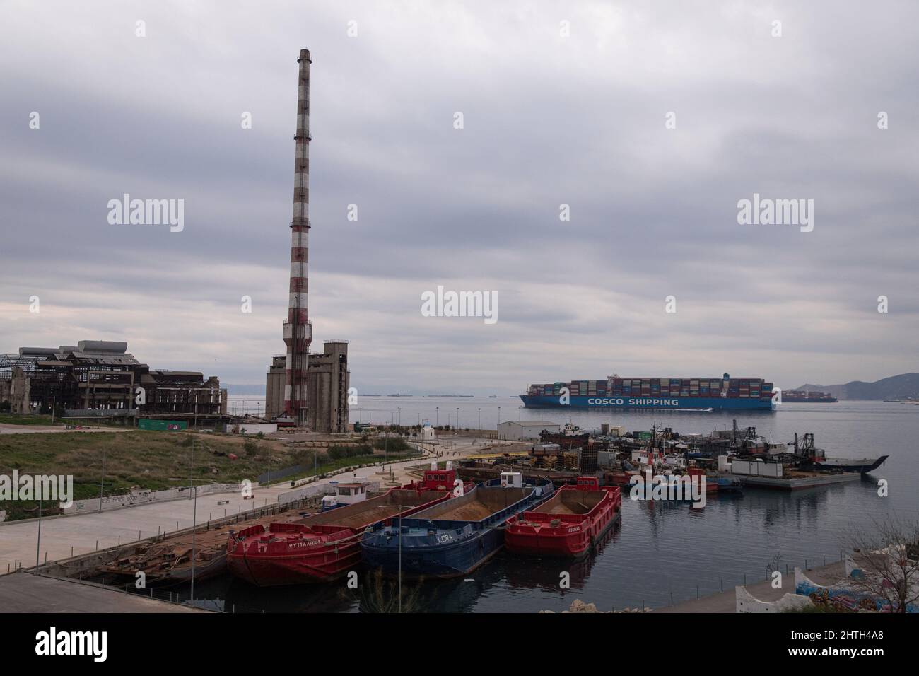 COSCO Containerschiff gesehen am Hafen von Piräus in Griechenland. Stockfoto