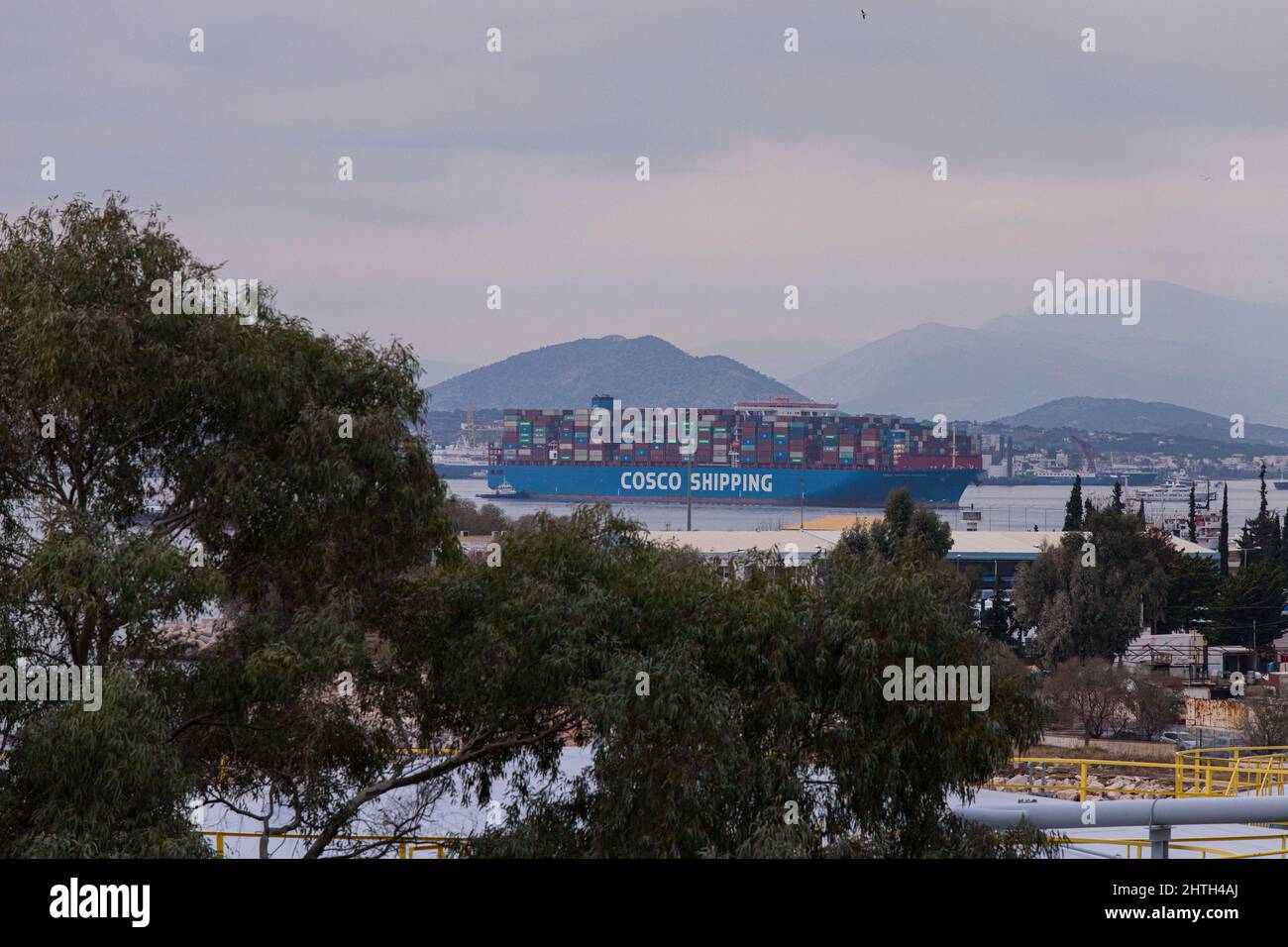 COSCO Containerschiff gesehen am Hafen von Piräus in Griechenland. Stockfoto