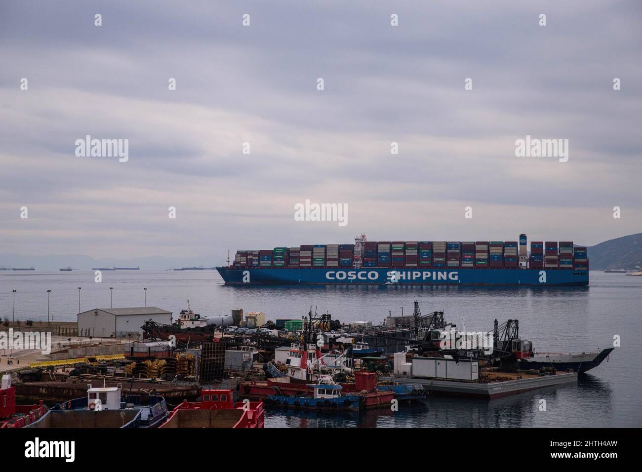 COSCO Containerschiff gesehen am Hafen von Piräus in Griechenland. Stockfoto