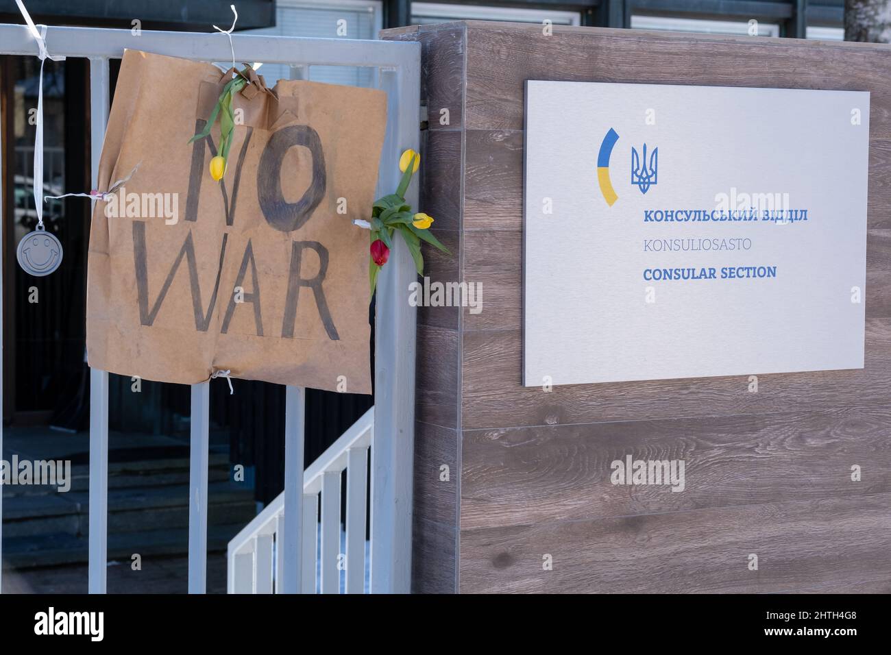 Helsinki / Finnland - 28. FEBRUAR 2022: Menschen haben Blumen und Kerzen vor die ukrainische Botschaft in Helsinki gebracht, um ihre Solidarität zu demonstrieren Stockfoto