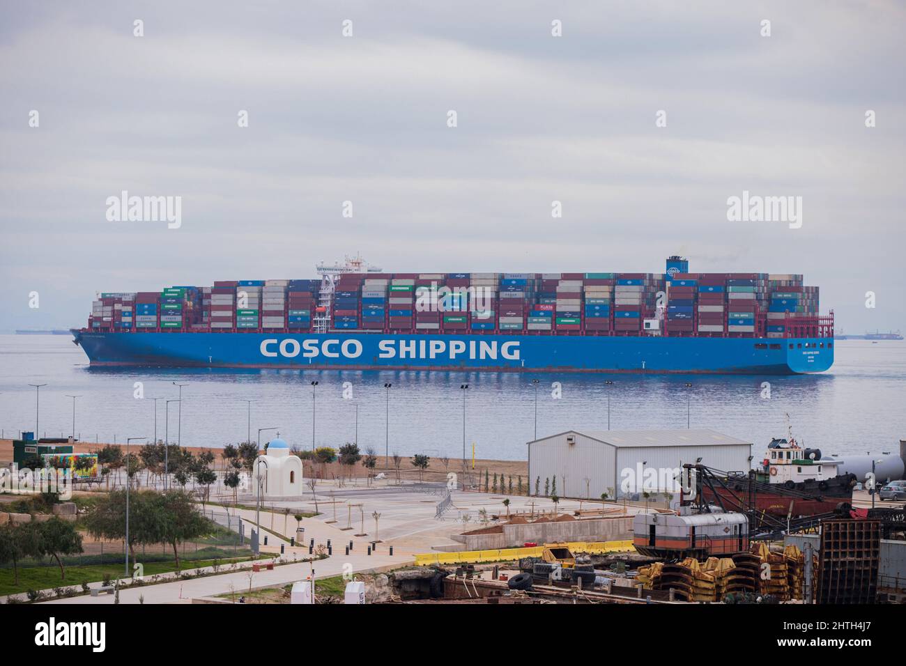 Piräus, Griechenland. 22. Dez 2021. COSCO Containerschiff gesehen am Hafen von Piräus in Griechenland. (Bild: © Konstantinos Zilos/SOPA Images via ZUMA Press Wire) Stockfoto
