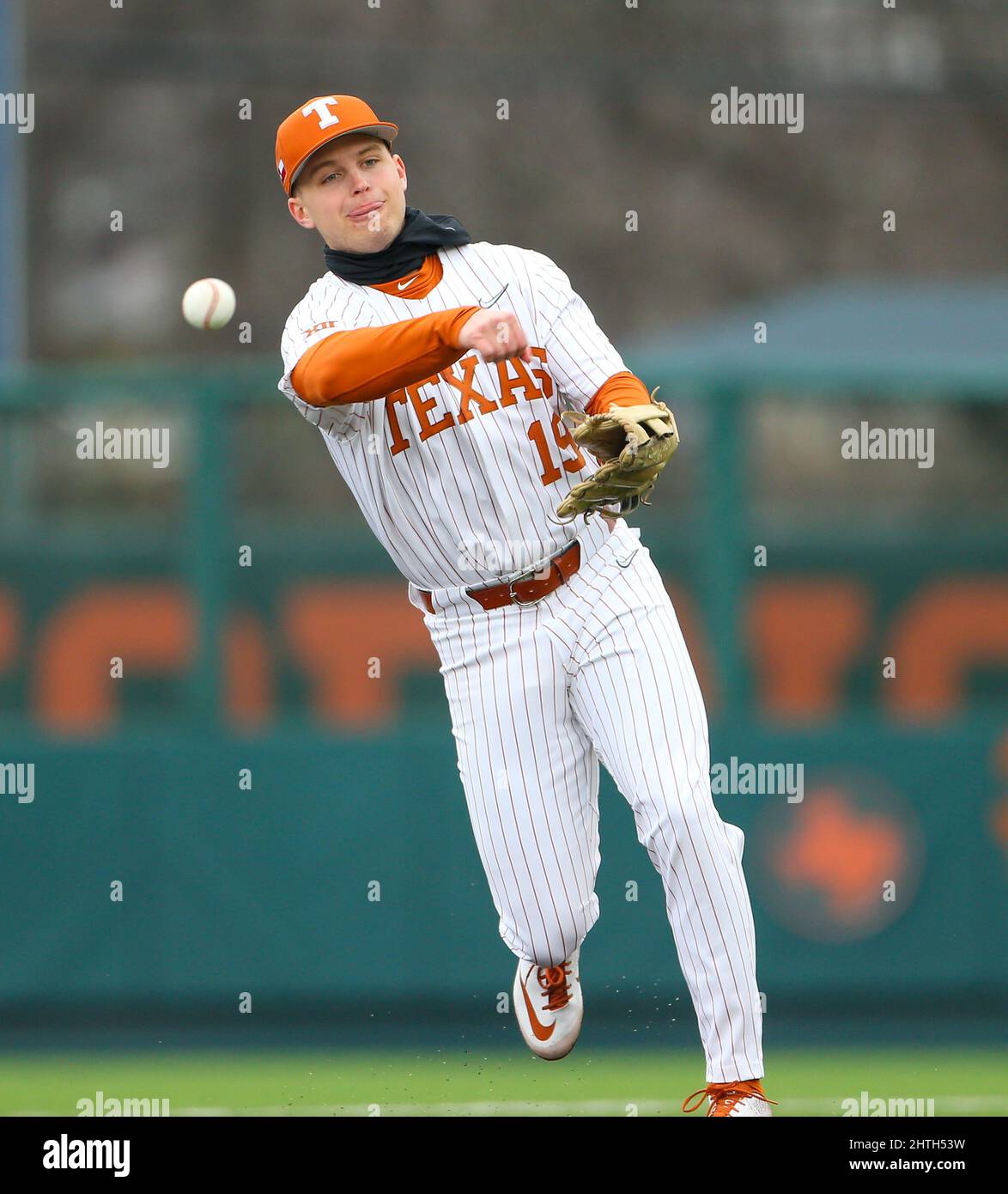 26. Februar 2022: Texas, zweiter Baseman Mitchell Daly (19) während eines NCAA-Baseballspiels gegen Alabama am 26. Februar 2022 in Austin, Texas. (Bild: © Scott Coleman/ZUMA Press Wire) Stockfoto