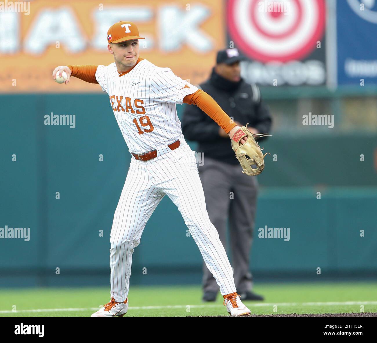 26. Februar 2022: Texas, zweiter Baseman Mitchell Daly (19) während eines NCAA-Baseballspiels gegen Alabama am 26. Februar 2022 in Austin, Texas. (Bild: © Scott Coleman/ZUMA Press Wire) Stockfoto