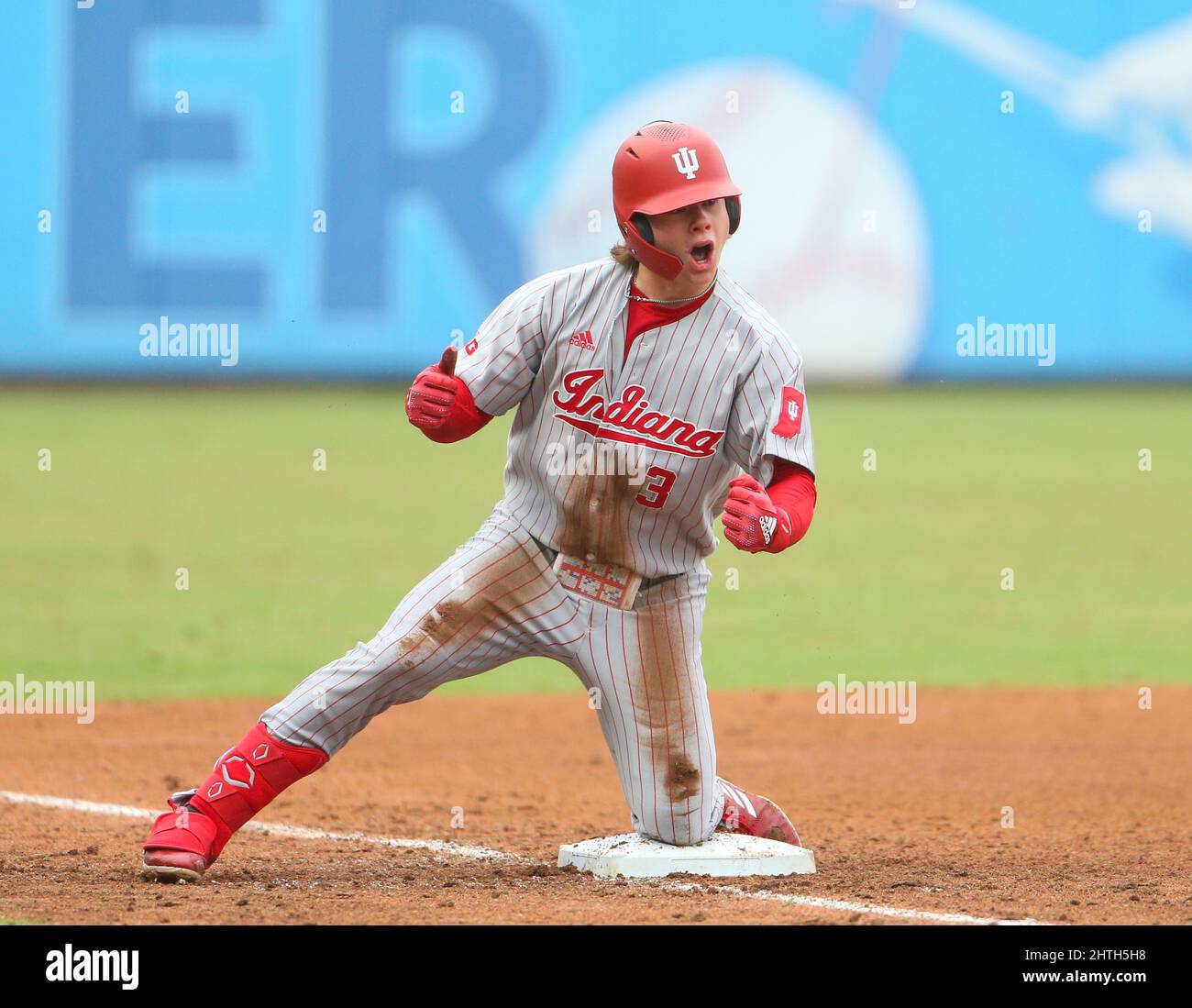 26. Februar 2022: Der Indiana-Baserunner Carter Mathison (3) ist gestikuliert, nachdem er während eines NCAA-Baseballspiels gegen Louisiana am 26. Februar 2022 in Round Rock, Texas, die dritte Basis erreicht hat. Indiana gewann 12-4. (Bild: © Scott Coleman/ZUMA Press Wire) Stockfoto