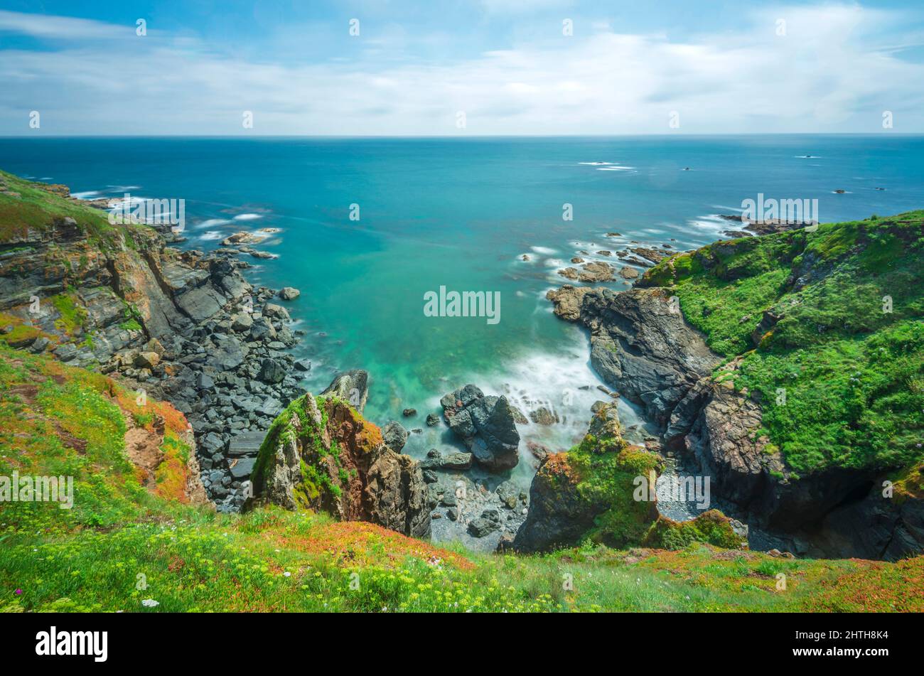 Feines, klares, sonniges Sommerwetter, auf grasbewachsenen, mit Blumen bedeckten Klippen, ruhiges Meer, dramatische Küste, der südlichste Punkt des britischen Festlandes Stockfoto