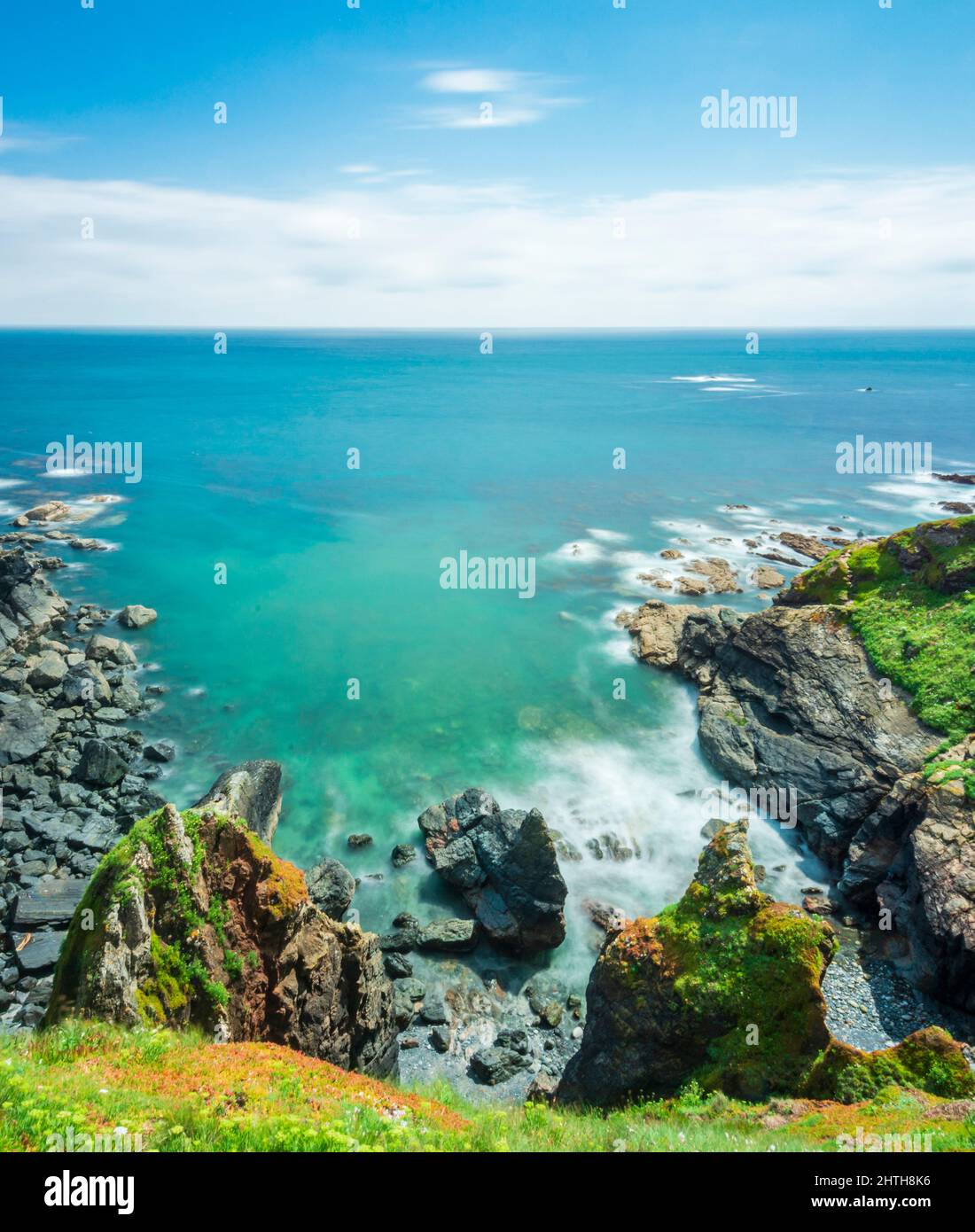 Feines, klares, sonniges Sommerwetter, auf grasbewachsenen, mit Blumen bedeckten Klippen, ruhiges Meer, dramatische Küste, der südlichste Punkt des britischen Festlandes Stockfoto