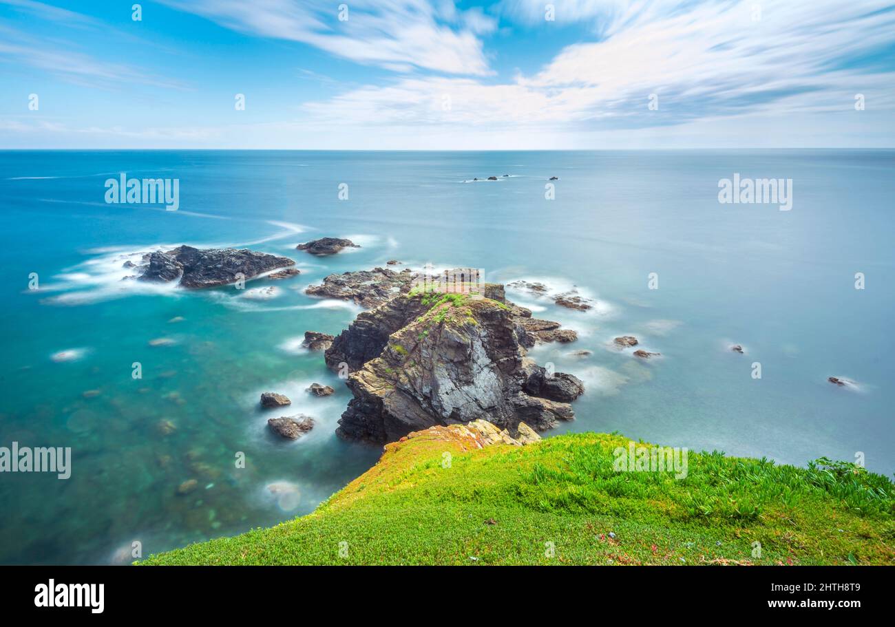 Feines, klares, sonniges Sommerwetter, auf grasbewachsenen, mit Blumen bedeckten Klippen, ruhiges Meer, dramatische Küste, der südlichste Punkt des britischen Festlandes Stockfoto