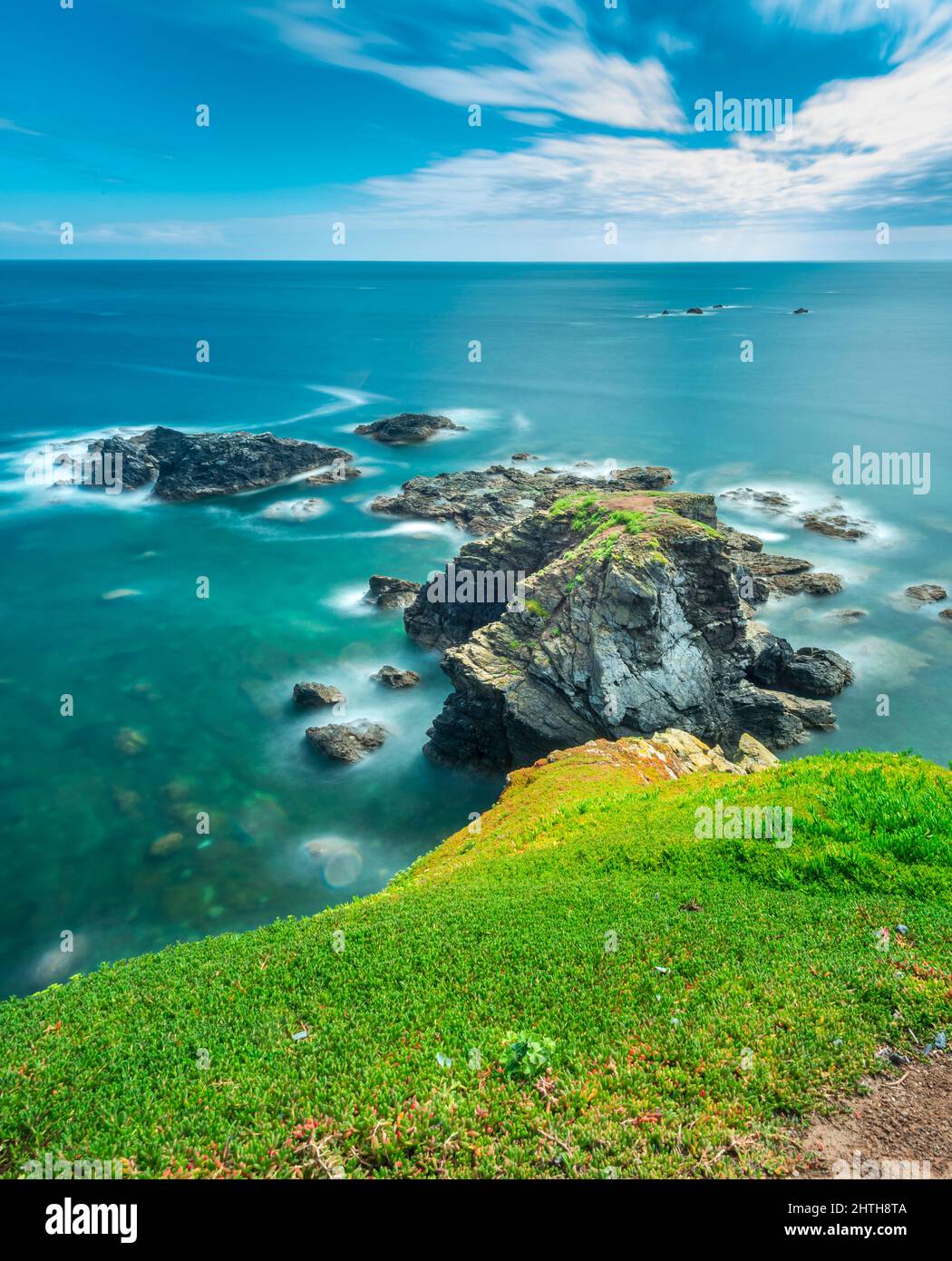 Feines, klares, sonniges Sommerwetter, auf grasbewachsenen, mit Blumen bedeckten Klippen, ruhiges Meer, dramatische Küste, der südlichste Punkt des britischen Festlandes Stockfoto