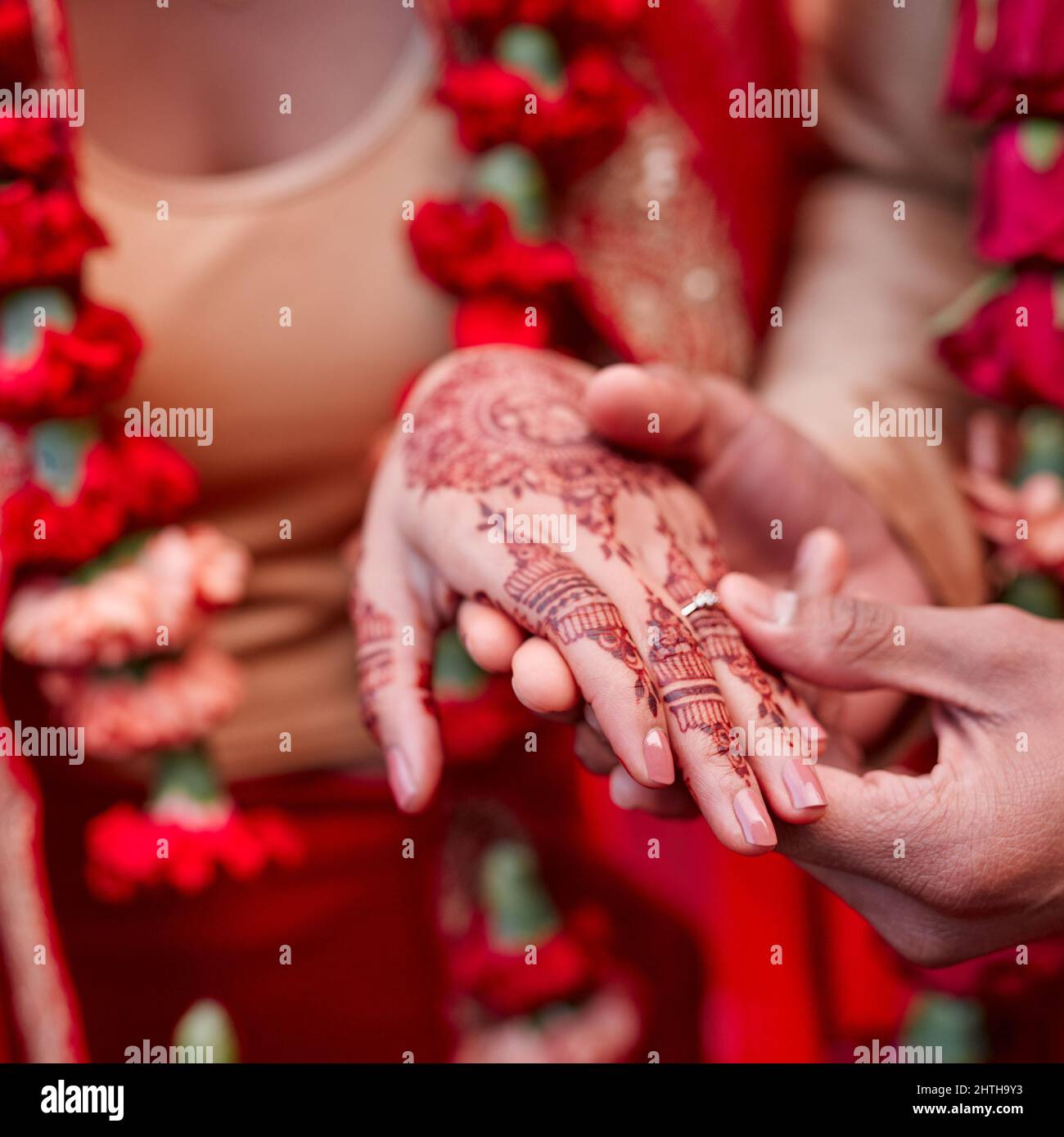 Dieser Ring ist ein Zeichen meiner Liebe. Ausgeschnittene Aufnahme eines hindu-Paares, das am Hochzeitstag Ringe austauscht. Stockfoto